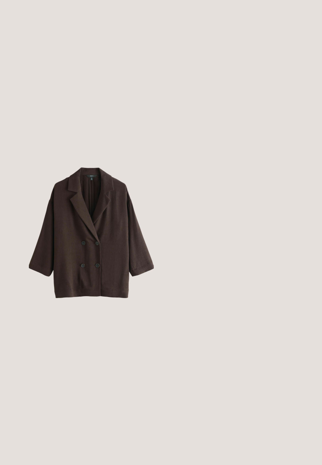 Brauner doppelt geknöpfter Blazer mit Reverskragen, Dreiviertelärmeln, strukturiertem Stoff und schwarzen Knöpfen. Lässiger, lockerer Schnitt.; Schlichtes dunkelbraunes T-Shirt mit kurzen Ärmeln und Rundhalsausschnitt, flach ausgelegt, mit einem kleinen weißen Markenschild im Halsausschnitt.; Dunkelbraune, maßgeschneiderte, knöchellange Hose mit Seitentaschen, vorderem Reißverschluss und kleinen Schlitzen am Saum vor weißem Hintergrund.; Brauner Wildleder-Mokassinloafer mit gesteppten Details und niedrigem Absatz, von der Seite auf weißem Hintergrund gezeigt.; Sonnenbrille mit dunklen Gläsern und einem geschwungenen Cat-Eye-Gestell in Schildpattmuster auf weißem Hintergrund.; Dunkelbraune Wildleder-Handtasche mit strukturierter Silhouette, zwei Griffen und Reißverschluss. Glatte Textur mit dezenten Steppnähten.