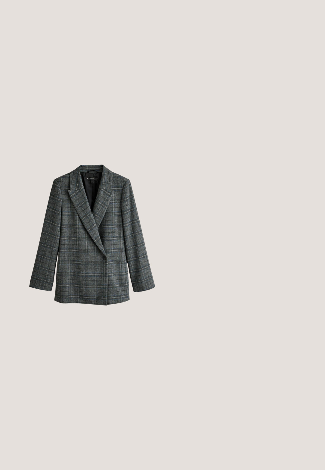 Grijs-zwarte geruite blazer met een enkele knoopsluiting en notched revers, weergegeven op een witte achtergrond.; Donkergrijze coltrui met lange mouwen, gemaakt van een zachte, gestructureerde stof. Heeft een hoge kraag en een relaxed fit ontwerp.; Grijze wijde broek van textuurstof, met een zwarte riem met vierkante gesp en voorplooien. Er zijn eenvoudige zakken inbegrepen.; Bruine leren schoenen met brogue-details, vetersluiting, ronde neus en een lage gestapelde hak. Gepolijste afwerking en ingewikkelde perforaties.; Opgevouwen vierkante beige gebreide wollen sjaal op een witte achtergrond met zichtbare textuur en zacht materiaal.; Donkergrijze leren handtas met dubbele handvatten, een platte bovenkant, een gouden sluiting en een gestructureerde vorm. Heeft een textuur op het oppervlak.