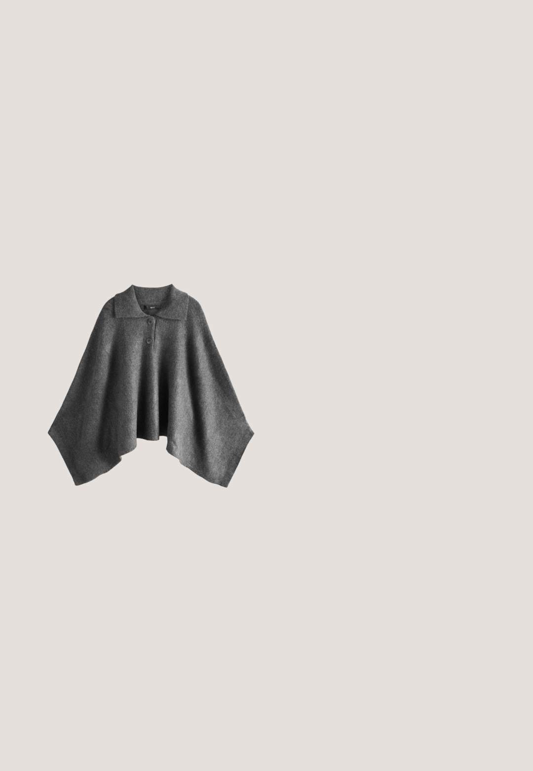 Grå uld poncho med krave, der har en knaplukning ved halsen og en løs, draperet form. Blød tekstur uden synlige mønstre.; Grå strikket sweater med rund hals, sænkede skuldre og ribbede manchetter, med en blød tekstur og afslappet pasform.; Sort langærmet skjorte lavet af blødt stof med rund halsudskæring og en tætsiddende pasform med smalle manchetter ved ærmerne.; Bukser med vide ben i mørkegråt stof, der har en skræddersyet frontplis, sidelommer og elastisk talje for komfort.; Grå ruskinds ankelstøvle med en rund tå, lodrette sømdetaljer og en flad gummisål. Har et enkelt, uudsmykket design.; Mørkebrun ruskindshåndtaske i halvmåneform med justerbar skulderrem og toplynlås.