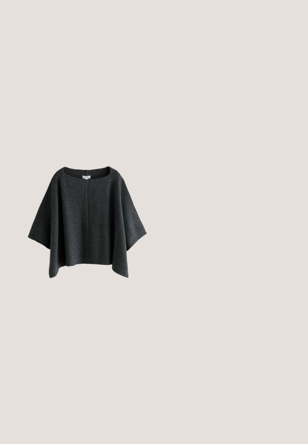 Donkergrijze wollen poncho met wijde mouwen en een ronde halslijn, getoond tegen een witte achtergrond.; Mouwloze navy blauwe top met een hoge ronde halslijn en rechte zoom, plat gelegd op een witte achtergrond.; Zwarte stoffen shorts met een gladde textuur, voorzien van een tailleband, zijzak en nette stiksels langs de randen.; Knee-high zwarte leren laarzen met een gladde textuur, ronde neus, minimale stiksels en een platte rubberen zool. Eenvoudig, strak ontwerp.; Zwarte tote tas met twee dunne handvatten, gestructureerd oppervlak en een klein rond metalen accent nabij het bovenste midden.; Zilveren ring met een rij groene edelstenen in een strak ontwerp, met een gladde ring en gelijkmatig verdeelde steenaccenten.