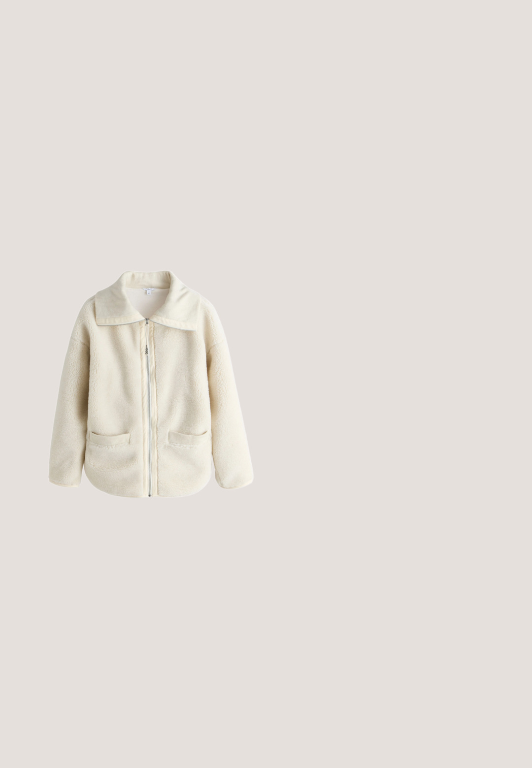 Next BORG ZIP THROUGH - Fleecejakke - ecru; Lys grå cropped hoodie lavet af blødt stof; har en frontlynlås, stor hætte og ribbede manchetter og kant; inkluderer sidelommer.; Grå kortærmet t-shirt lavet af blød bomuld. Har en rund halsudskæring og en afslappet pasform. Subtil tekstur uden yderligere mønstre eller detaljer.; Lysegrå bredbenede cropped bukser med bindebånd i siden, flad front og subtilt tekstureret stof.; Sort ruskindsankelstøvle med sidelukning, struktureret overdel og tyk, rilleskåret gummisål. Glat overflade uden synlige mønstre eller accenter.; Lys grå crescentformet crossbody taske med bred justerbar rem og top lynlås lukning.