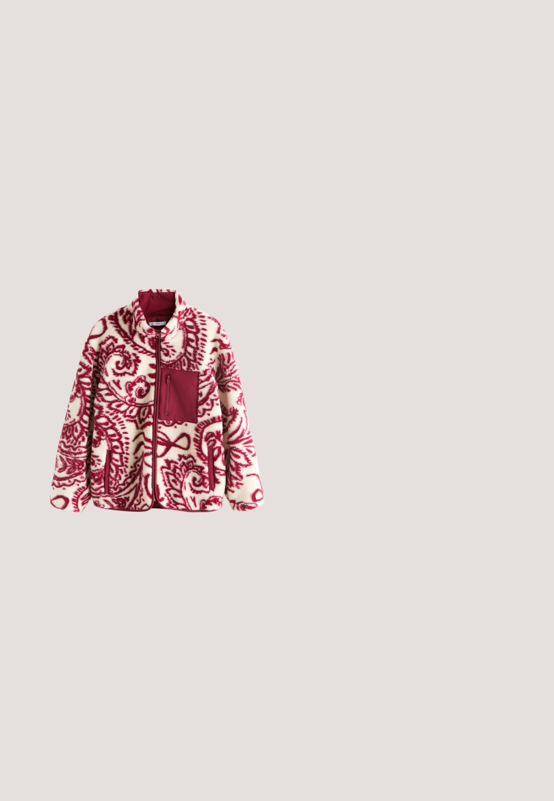 Veste en polaire avec une base crème et un motif paisley rouge, dotée d'un col montant, d'une poche poitrine zippée et de deux poches latérales.; Pull en tricot rose avec col rond, manches longues, ourlet côtelé et motif texturé. Fabriqué en laine douce pour le confort.; Jeans larges bleu clair en denim, avec taille haute, design à cinq poches et couture visible le long des coutures.; Baskets basses roses et blanches avec des lacets blancs flottant au-dessus d'un rebord en béton avec des escaliers gris en arrière-plan.; Sac à main en cuir couleur crème avec une forme arrondie, une sangle réglable portant le nom de la marque, et une fermeture zippée en haut. Accents en matériel argenté.; Cuff d'oreille en métal doré présentant un design incurvé avec deux extrémités sphériques lisses. Fini réfléchissant et forme sans soudure. Léger et moderne.