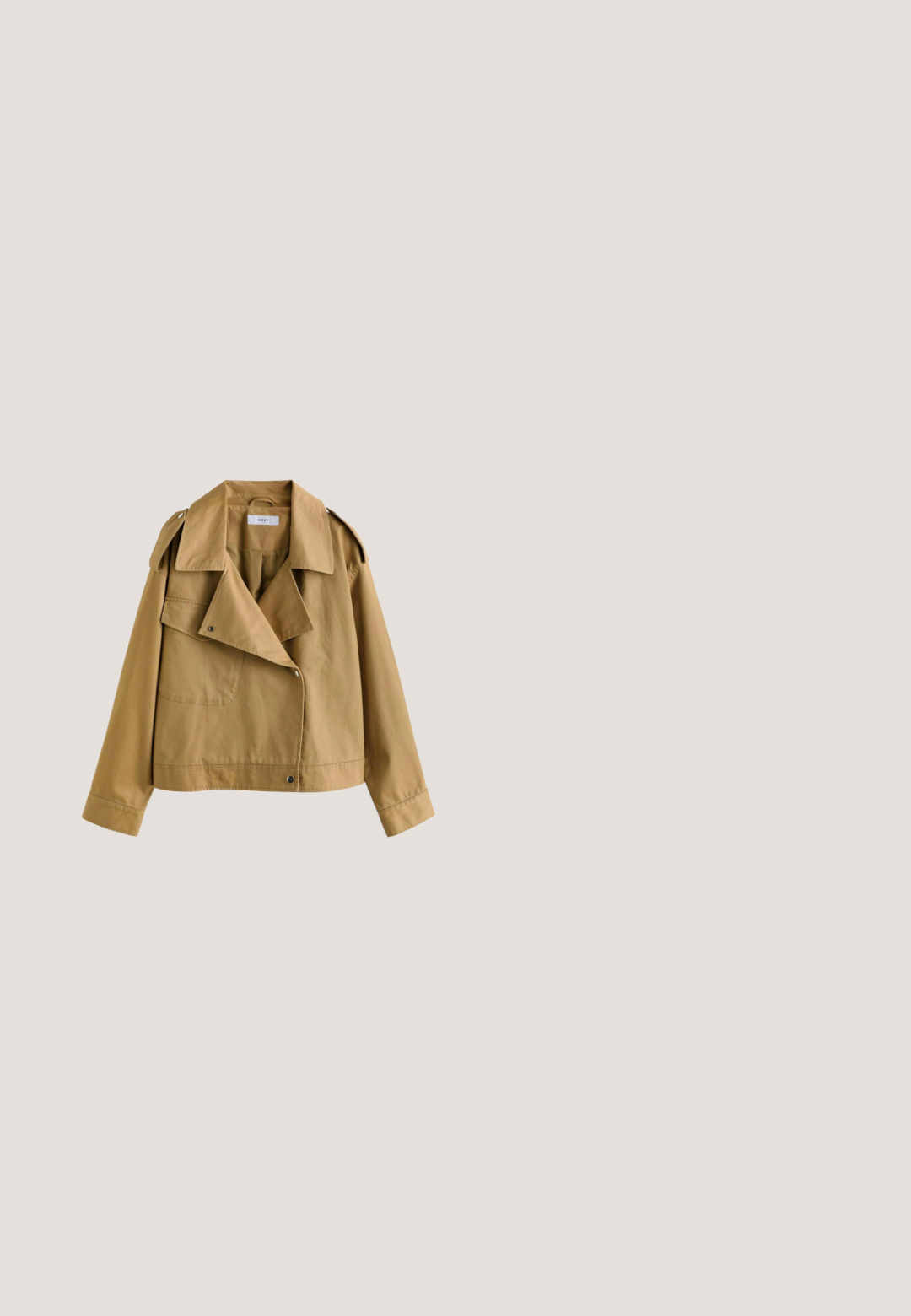Khaki, cropped jakke lavet af bomuld, med en bred krave, en enkelt knaplukning og skulderepauleter. Inkluderer detaljer med forlommer.; Ærmeløs, cropped hvid top med brede stropper, frontlukning med trykknapper og subtile lodrette plisseringer.; Lyseblå denimjeans med afslappet pasform, kort længde, fem lommer og lukning med metalknap. Falmet struktur med diskrete syningsdetaljer.; Suedes ankelstøvle i lys brun med en kort stablet hæl, spids tå og ribbede sideskaller for tekstur og detaljer.; Rektangulære brune skildpaddeskjoldsolbriller med mørke glas og brede stænger, placeret skråt på en hvid overflade.; Beige hæklet shoppertaske med to håndtag og et centralt sort abstrakt blomsterprint på en hvid baggrund.