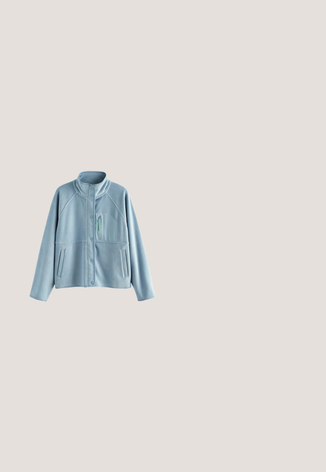 Fleecejacke in Hellblau mit hohem Kragen, Druckknopfverschlüssen und einer Reißverschlusstasche auf der Brust mit grünen Akzenten. Zwei seitliche Taschen.; Schlichtes weißes Baumwoll-T-Shirt mit kurzen Ärmeln und Rundhalsausschnitt, flach auf weißem Hintergrund dargestellt.; Hellblaue Sweatpants mit elastischem Bund und Bündchen, Seitentaschen und kleinem weißen "Marc O'Polo"-Logo am rechten Oberschenkel.; Hellblauer und weißer Sneaker mit Obermaterial aus Mesh und Wildleder, weißen Schnürsenkeln, gepolstertem Kragen und brauner Gummisohle, seitlich dargestellt.; Hellblaues Leder-Umhängetasche mit verstellbarem Riemen, Reißverschluss und dezisem eingeprägtem Markenlogo auf der Vorderseite.; Silbernes Doppelkettenarmband mit kleinem Kristallherz und Schmetterlingsanhängern, Karabinerverschluss und verstellbarer Kettenverlängerung.