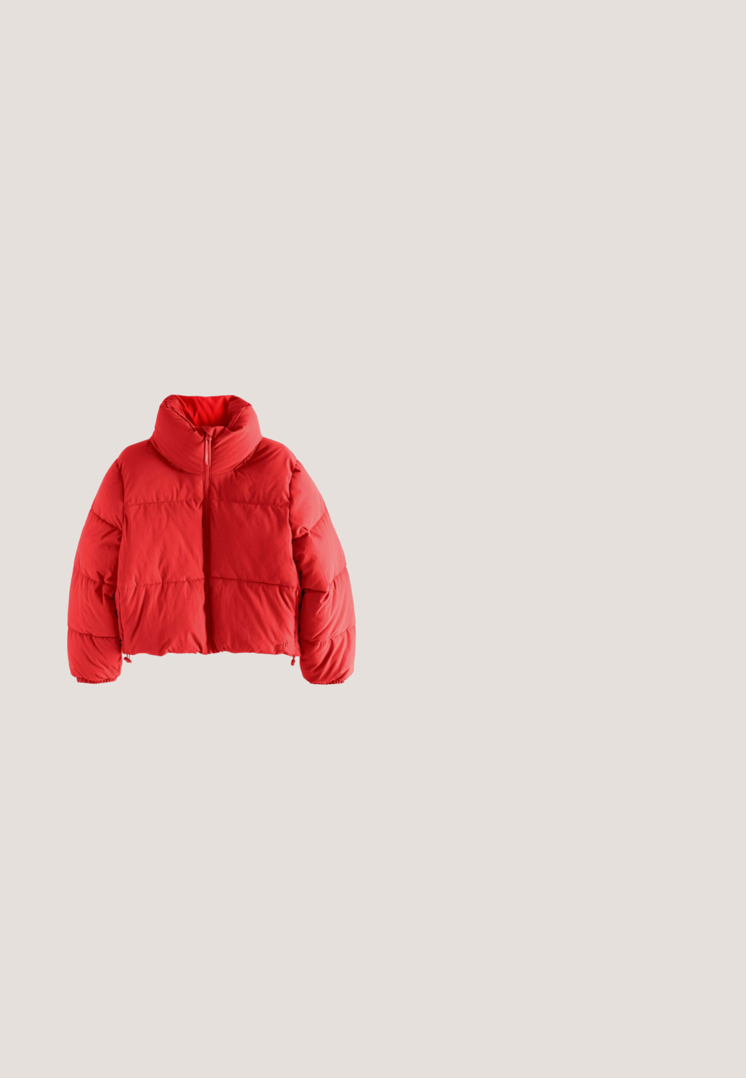 Rode cropped pufferjack met een hoge kraag, met gebogen stukken en een ritssluiting aan de voorkant. Gladde stof met een matte textuur.; Rode v-hals trui van gestructureerde stof. Heeft ribgebreide manchetten en een zoom, met een losse pasvorm en brede mouwen.; Rode katoenen T-shirt met witte horizontale strepen; heeft een ronde halslijn en een patchzakje aan de linkerkant. Soepele textuur.; Zwarte denim wijde-spijkerbroek met een hoge taille, vijf zakken en een metalen knoopsluiting. De stof heeft een gladde, licht vervaagde textuur.; Bordeaux enkellaarzen van suede, voorzien van een crèmekleurige gevlochten rand rondom de bovenrand, met een platte rubberen zool voor grip.; Rode glanzende gewatteerde handtas met een stevig handvat en afneembare riem, voorzien van een klein wit label met de tekst "UNIO x les VISIONNAIRES."
