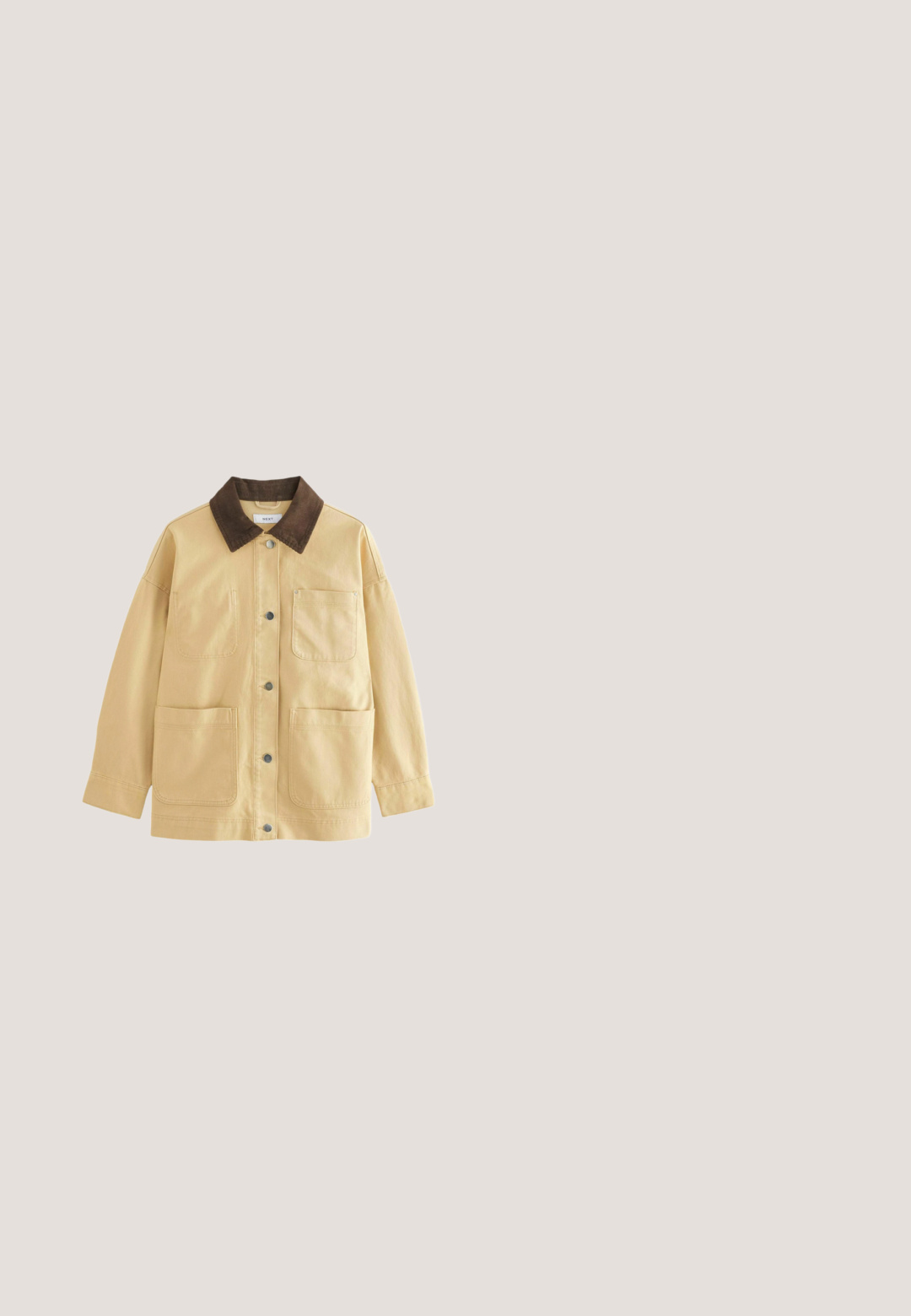 Veste en coton beige avec un col en velours côtelé marron, des boutons-pression et deux poches avant. A une coupe décontractée et des manches longues.; Cardigan en maille marron avec un décolleté en V et des manches longues. Fermeture devant par boutons contrastants. Coupe courte et poignets côtelés.; Débardeur en coton marron avec un col rond et des bretelles larges. Texture lisse et coupe ajustée, avec un ourlet droit.; Pantalon large en maille noire avec taille élastique et cordon de serrage, présenté sur un fond blanc.; Mocassin en daim marron foncé avec semelle noire, couture de bout mocassin et bride penny sur le cou-de-pied, présenté de profil sur un fond blanc.; Sac à main rectangulaire tressé marron avec des poignées style bambou et une bandoulière amovible sur fond blanc.
