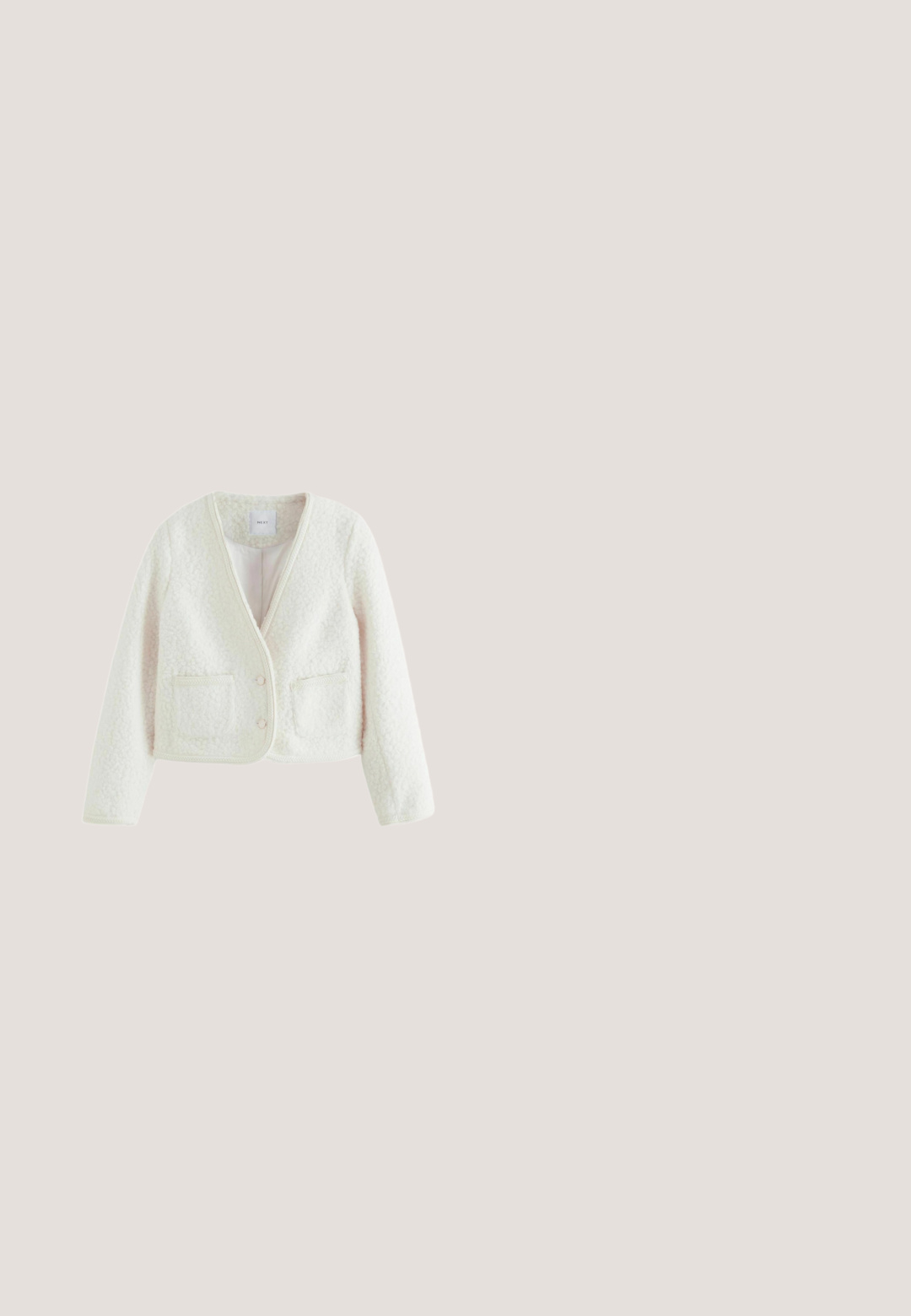Abrigo de mezcla de lana blanca con superficie texturizada y peluda. Presenta un ribete trenzado y botones metálicos redondos. Un detalle cercano revela los patrones de costura.; Suéter de punto marfil con cuello redondo acanalado, con una textura suave y sutiles variaciones en el color, etiquetado con una etiqueta negra "NEXT".; Camiseta blanca de manga larga con un cuello amplio y redondeado y un cuerpo ajustado. Presenta un dobladillo recto y sin adornos, y tiene una textura suave y lisa.; Pantalones plisados de color crema con puños abotonados y ajuste recto, mostrados sobre un fondo blanco.; Zapatilla suave blanca hasta el tobillo con textura de felpa estampada con corazones y suela plana, diseñada para la comodidad y el calor en interiores.; Pinko Bandolera - bianco oro