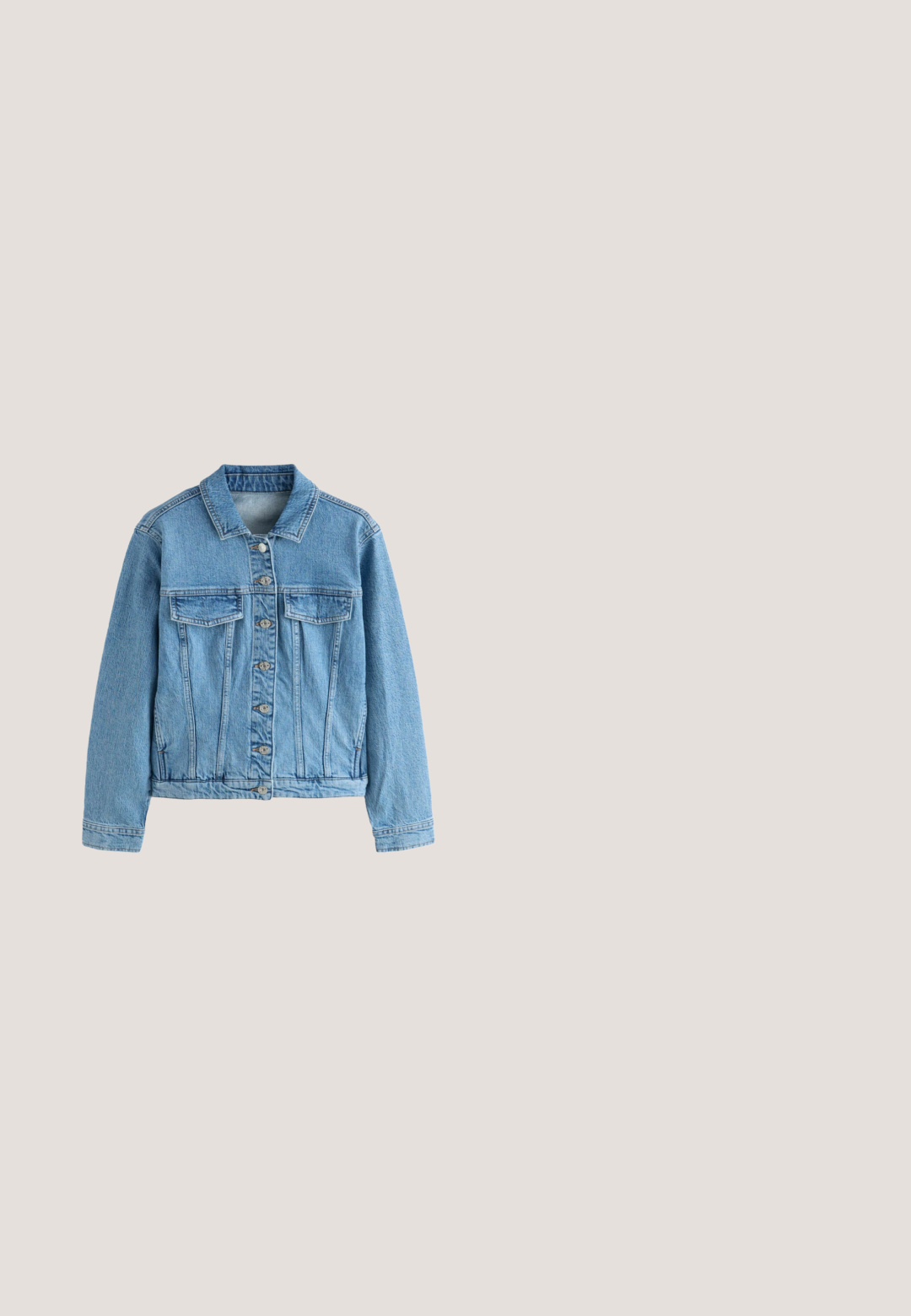 Lyseblå denimjakke med krave, frontknaplukning, to brystlommer og lange ærmer med klassisk pasform og syede detaljer.; Ensfarvet lys fersken kortærmet T-shirt med rund hals, lagt fladt på hvid baggrund, viser forside og mærke i kraven.; Mørkeblå denim jeans med bred flare, høj talje, forlommer og kontrastfarvet guldtråd. Har dobbelt knaplukning.; Lavtopet sneaker i støvet pink lærred med hvid gummisål, tåhætter og hvide snørebånd, vist fra indersiden.; Lyse lilla skuldertaske formet som en halvmåne med justerbar rem og lille lyserød lynlåstræk samt logodetalje.; Armbånd med små flerfarvede perler, gulddetaljer og tre hjerteformede sten i pink, orange og grøn, med en guldkæde-lås.