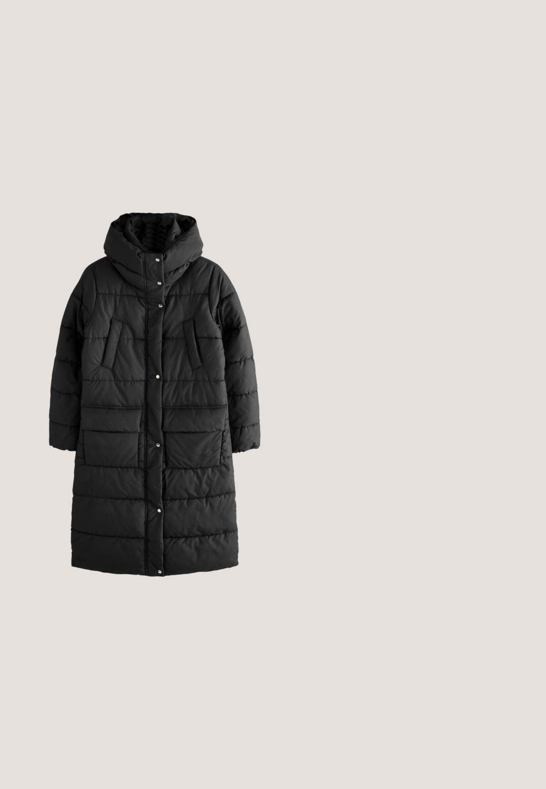 Manteau matelassé noir avec un col montant, doté de fermetures à boutons-pression, de deux poches avant et d'une texture matelassée. Manches longues et design longueur genou.; Sweat à capuche noir style pullover avec poche kangourou, poignets côtelés et coupe décontractée.; Haut sans manches noir en maille côtelée ; présente un col rond et une coupe ajustée. L'étiquette indique "ICHI" au niveau du col.; Pantalons larges noirs à côtes avec une taille haute. Fabriqués dans un tissu doux au toucher lisse et avec une silhouette droite.; Baskets noires avec une tige en daim et en synthétique, des détails texturés, des accents métalliques et une épaisse semelle en caoutchouc avec un motif de traction.; Sac bandoulière noir avec poche zippée à l'avant et petite pochette fixée sur la bandoulière, en tissu avec des accessoires argentés.
