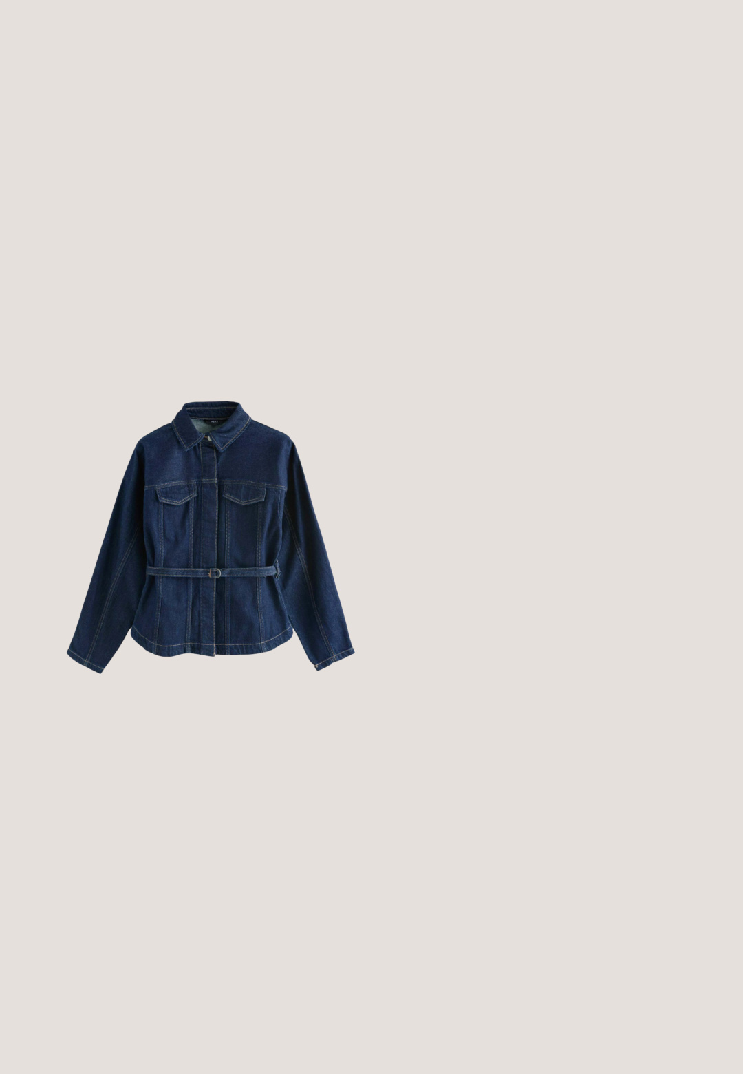 Veste en denim bleu foncé avec manches longues, devant boutonné, deux poches poitrine et une ceinture assortie à la taille.; Cardigan en maille bleu marine manches courtes avec encolure ronde et six boutons sur le devant, poignets, col et ourlet côtelés.; Haut blanc à manches courtes avec des rayures horizontales noires, col en V avec quatre boutons beiges et manches retroussées.; Pantalons larges en denim foncé avec une taille à cordon de serrage, comportant deux poches avant et une texture lisse et robuste.; Basket en toile bleu marine avec semelle en caoutchouc blanche, bout renforcé et lacets blancs, vue de profil sur fond blanc.; Sac fourre-tout en tissu rayé verticalement bleu et blanc avec deux bretelles assorties.