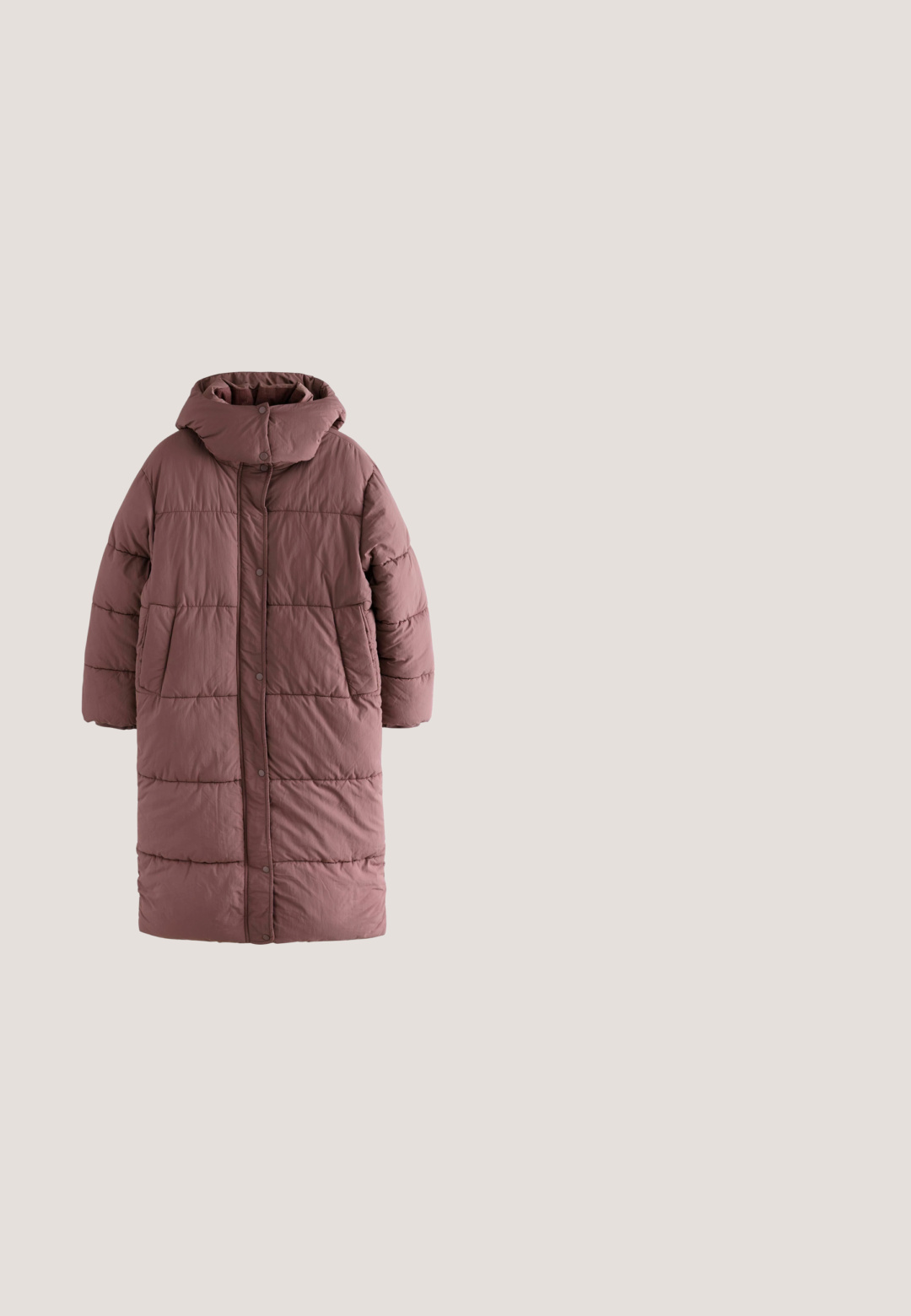 Padded bunda v prašnej marhuľovej farbe s vysokým golierom, strieborným zipsom a cvokovým zapínaním. Obsahuje textúrovanú tkaninu a prešívané panely.; Svetloružový pruhovaný sveter s trojštvrťovými rukávmi, okrúhlym výstrihom a rebrovanými manžetami. Vyrobený z mäkkej tkaniny s jemnou textúrou.; Ružové manšestrové dámske nohavice s miernym zvonovým strihom, prednými a zadnými vreckami, pútkami na opasok a zapínaním na gombík v páse.; Športová teniska v bielej a ružovo-zlatej farbe s hornou časťou z priedušnej sieťoviny, šnurovaním, hrubou polstrovanou podrážkou a pútkom na päte, zobrazená zo strany.; Malá kabelka cez rameno z ružovej semišovej kože so strieborným zipsom a úzkym remienkom na bielom pozadí.; Furla FURLA GLAMOUR CHIC - Náušnice - silver tone