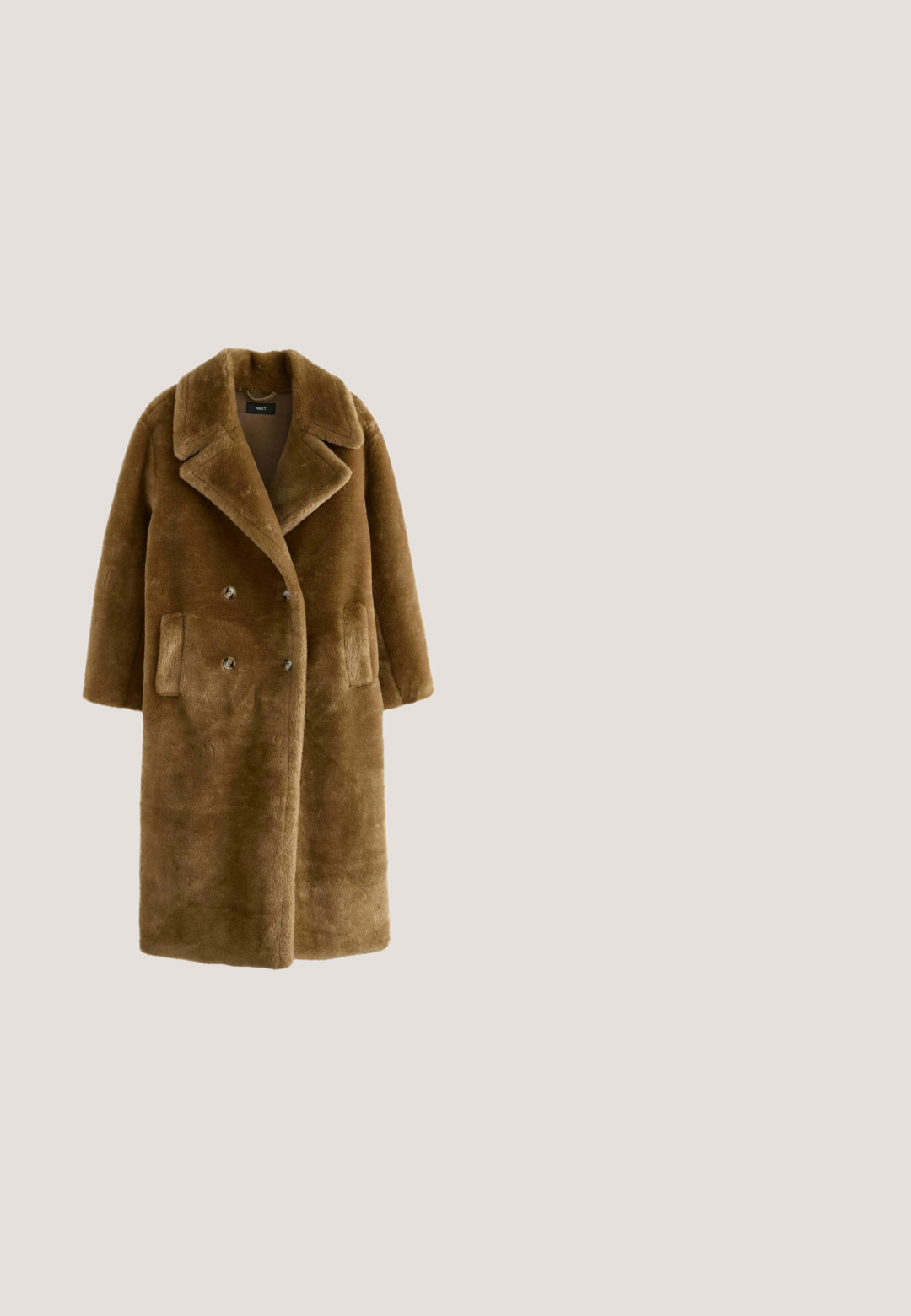 Brun shearlingsjakke med en glat, blød tekstur, der har et dobbeltradet design og store knapper, detaljeret med en kontrasterende inderfor.; Brun leopardmønstret kjole med lange ærmer, rund halsudskæring og en tiered kant. Lavet af blødt stof med subtil struktur.; Brun ruskind knæhøj støvle med spids tå og blokhæl. Glat tekstur med minimal syningsdetalje. Klassisk og enkel design.; Gucci Solbriller - havana; Brun quiltet læderhåndtaske med guldkæde stropper og et guldemblem med teksten "Love Moschino" på frontens midte.; Guldhalskæde med ovale og cylindriske mørkerøde stenperler jævnt fordelt langs kæden på en hvid baggrund.
