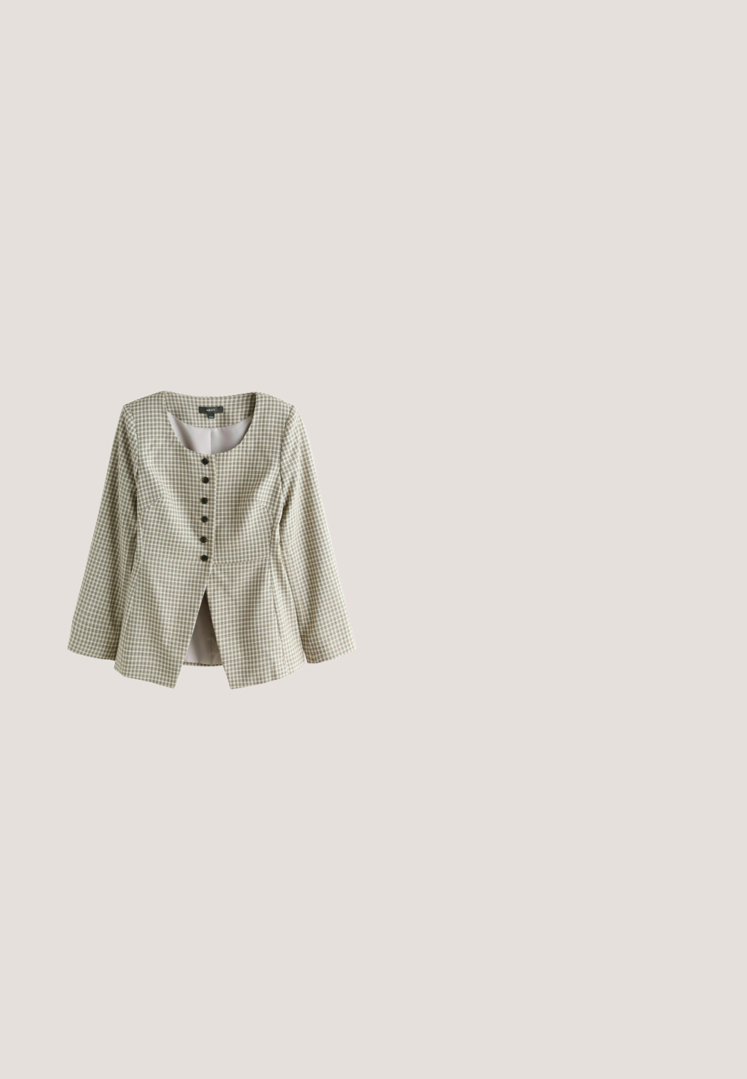 Kvinders langærmet blazer med beige og hvidt lille ternet mønster, rund halsudskæring og fem sorte knapper foran.; Grøn ribstrikket cardigan med bred krave, guldknapper med trykknap og lange ærmer. Fremstillet af et tekstureret strikket materiale.; Hvid langærmet skjorte med bådudskæring, lavet af blødt stof, vist på en ensfarvet hvid baggrund.; Brunt og beige tweedstof med røde og blå ternede linjer, der viser tekstureret vævning og bløde folder.; Brun ruskind loafer med lav blokhæl, syningdetaljer og et lille metallisk emblem på den øvre forside.; Olivengrøn læder crossbody taske med gyldent lynlås og justerbar rem, glat tekstureret overflade, halvmåneform.