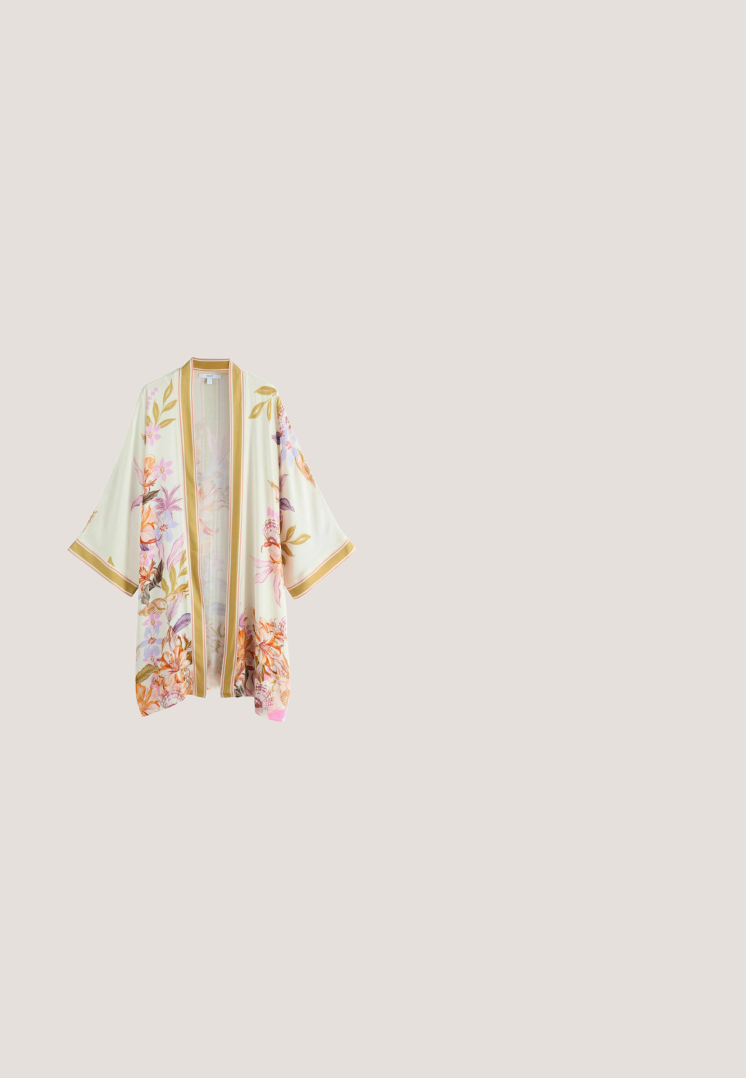 Kimono crème clair à larges manches, décoré de motifs floraux colorés et bordé de rayures jaune moutarde.; Blouse blanche sans manches avec imprimé floral multicolore, boutons devant et deux poches avant, avec col en V et coupe décontractée.; Sandales à talons hauts rose pâle avec embellissements floraux le long des brides, semelle texturée et talon fin.; Lunettes de soleil carrées surdimensionnées avec des verres teintés rose et des montures fines en or reposant sur une surface blanche.; Petit sac à main rectangulaire tissé avec des rayures multicolores, fermoir à torsion doré, sangle blanche réglable et détail de chaîne dorée.; Bracelet à chaînes superposées doré orné de deux breloques marguerite blanches et de petites perles colorées, fermoir mousqueton et rallonge de chaîne réglable.