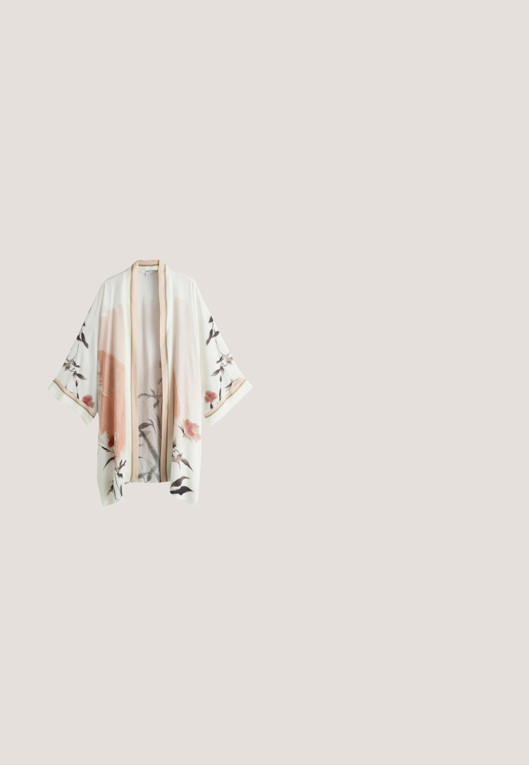 Weißer und beiger Kimono-Cardigan mit breiten Ärmeln und offenem Vorderteil, verziert mit zarten rosa und grauen botanischen Mustern.; Trägerloser Jumpsuit mit weitem Bein, elastischem, gerafftem Oberteil und vertikalen beige-, braun- und weißgestreiften Mustern auf weichem Stoff.; Flache Sandale mit beiger Sohle und metallisch rosegoldfarbenen geflochtenen Riemen, ausgestattet mit einem Zehensteg und Fersenriemen für sicheren Halt.; Sechseckige Sonnenbrille mit braunem Farbverlauf, dünnen Metallrahmen und schwarzen Bügelenden vor weißem Hintergrund.; Geflochtene Tragetasche in Hellbraun, mit einem strukturierten Design aus offenen Flechtmustern und zwei stabilen Tragegriffen.; Mehrsträngige rosa-beige Halskette mit goldenen Anhängern in Form einer Sonne und einer Perlmuschel auf weißem Hintergrund.