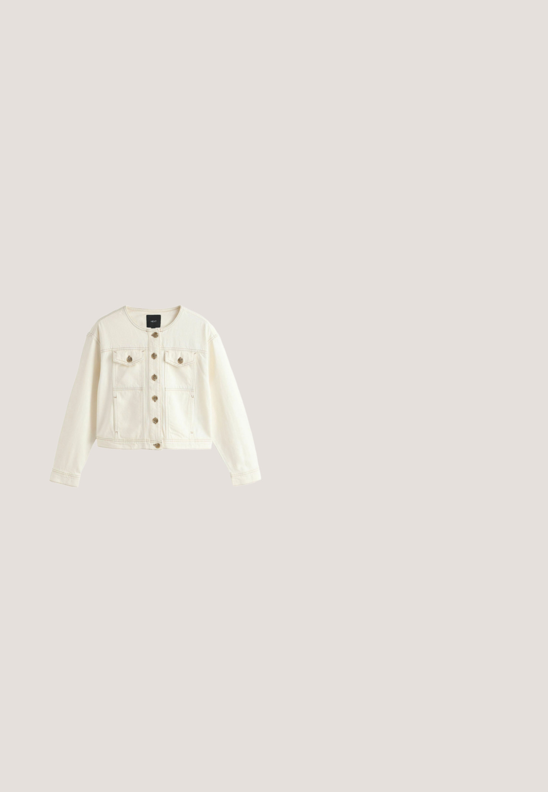 Flødefarvet cropped denimjakke med rund halsudskæring, knaplukning foran, to brystlommer med klap og lange ærmer.; Sort blondelæder bluse med off-the-shoulder halsudskæring, lange klokkeærmer og kante i bølger. Tekstureret blomstermønster over hele blusen.; Brun fløjl midi-nederdel med en frontslids, sidelommer, knaplukning og struktureret stof. Designet til en tætsiddende silhuet.; Brun ruskindsstøvle til anklen med spids tå, træksnor, lavt stablet træsålshæl og diskret logo nær den øverste kant.; Sort bandana med beige blomstermønstre og paisley-mønstre foldet diagonalt på en hvid baggrund.; Vævet stråtaske med bred bund, flettede håndtag og naturlig beige farve på ensfarvet hvid baggrund.