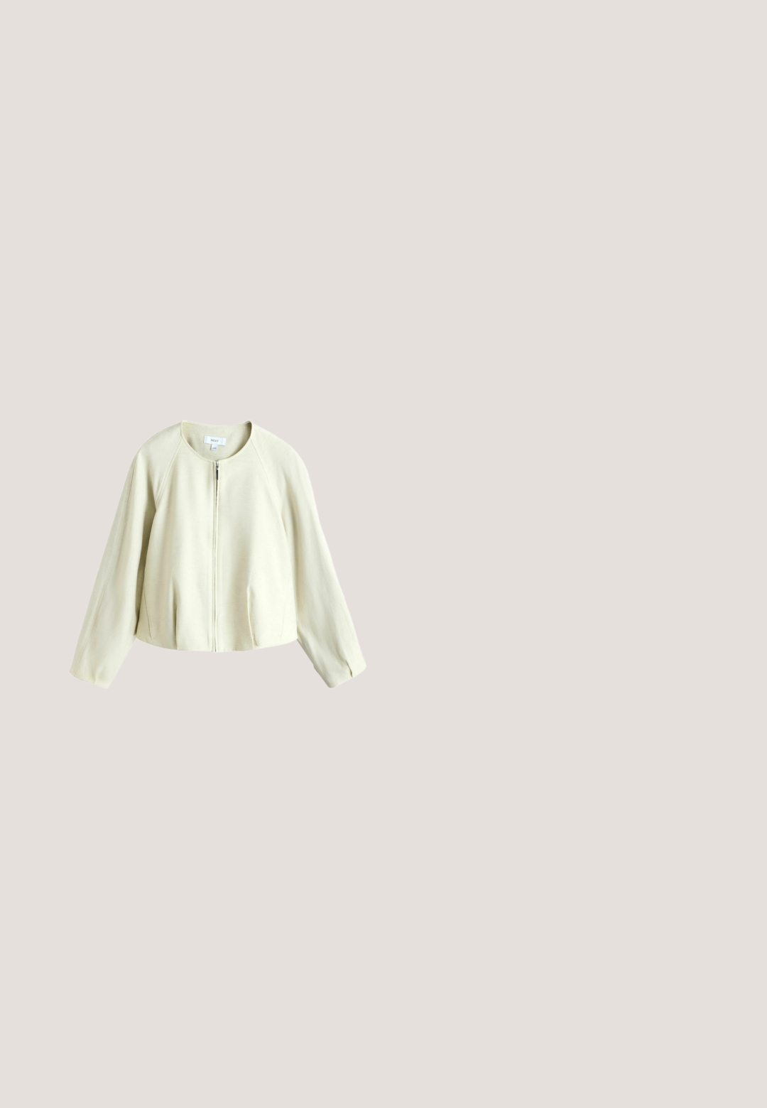 Kermanvärinen, pitkähihainen takki, jossa on pyöreä pääntie ja etuvetoketju, esitetty valkoista taustaa vasten.; Lyhythihainen crew-neck t-paita pehmeästä, vaaleanbeigesestä kankaasta. Yksinkertainen malli suoralinjaisella leikkauksella ilman kuvioita tai yksityiskohtia.; Lepakankaanhousut kevyestä kankaasta, joissa on off-white-pohja suurilla ruosteenvärisillä lehtikuvioilla ja sileä tekstuuri.; Beigen värinen, teräväkärkinen slingback-avokas, jossa ohut keskipitkä korko ja säädettävä nilkkaremmi valkoisella taustalla.; Paksut kilpikonnakuosisilmälasit ruskeilla gradienttilinsseillä; suorakulmainen muoto ja litteät sivut. Logo kaiverrettu temppeleihin.; Ruskea kudottu olkalaukku, jossa on läppä, irrotettava hihna ja nahkaiset tupsu koristeet valkoisella taustalla.