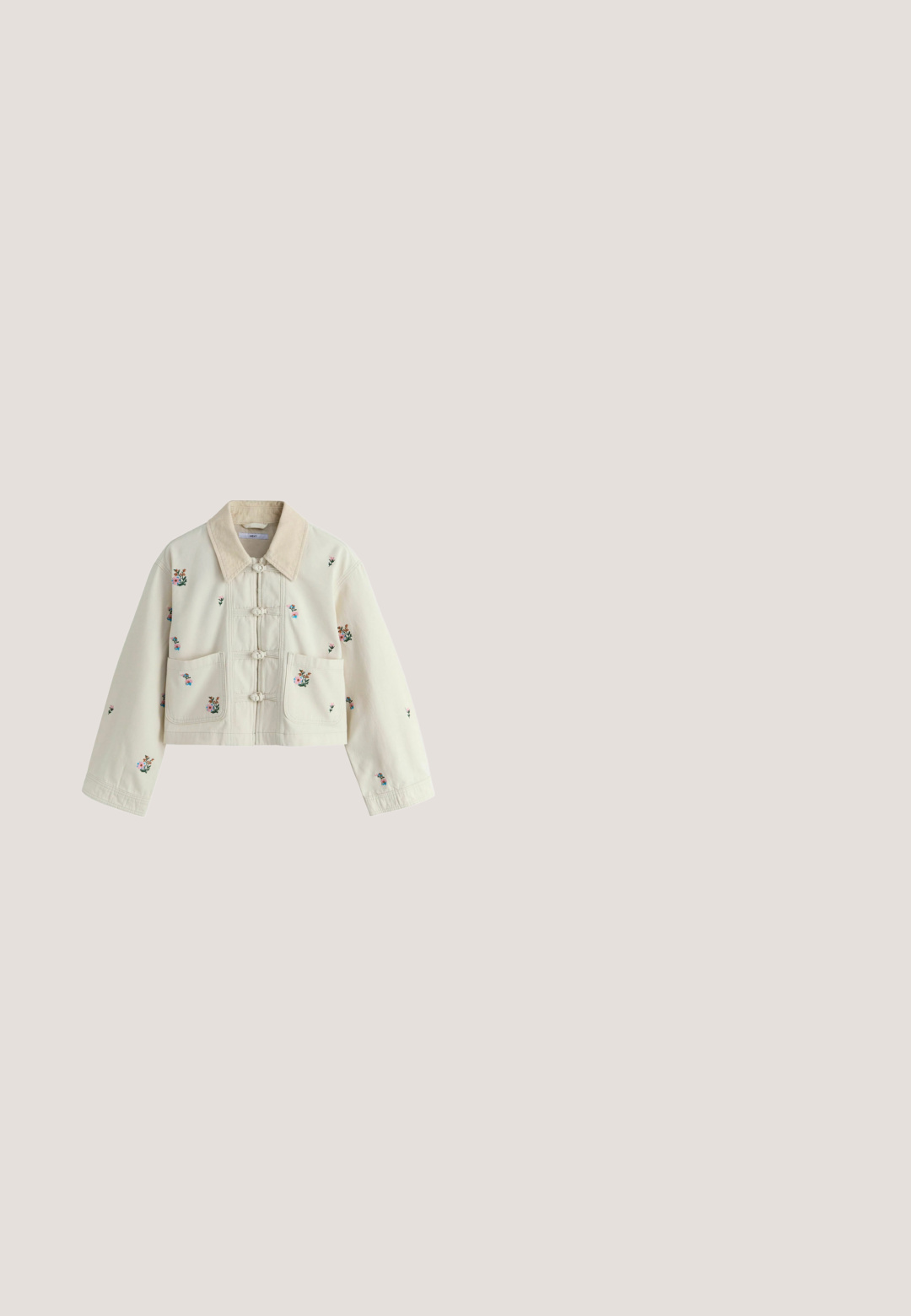 Beige Cropped-Jacke mit Cordkragen, Blumenstickerei, zwei Fronttaschen und Knopfverschlüssen mit Stoffknoten.; Pfirsichfarbener gerippter Tanktop mit Stickerei eines Glases Spritz und dem Text „Let’s get Spritzy“ zentriert auf der Vorderseite.; Helles Denim-Shorts in Blau mit fransigen Säumen, hoher Taille, Knopfverschluss und zwei Fronttaschen; distressed Details verleihen Textur.; Paar kniehohe Gummistiefel mit mehrfarbigem Blumenmuster und weißen Sohlen, mit dem „Joules“-Logo nahe dem oberen Rand.; Quadratische Schildkrötensonnenbrillen mit rosa Bügeln, die schwarze dekorative Spiralen aufweisen, und einem abgedunkelten Verlauf auf den Gläsern, auf einem weißen Hintergrund.; Tragetasche mit creme- und rotgestreiftem Muster, verziert mit Illustrationen von Bären mit Hüten und dem "Cath Kidston"-Logo auf der Vorderseite.