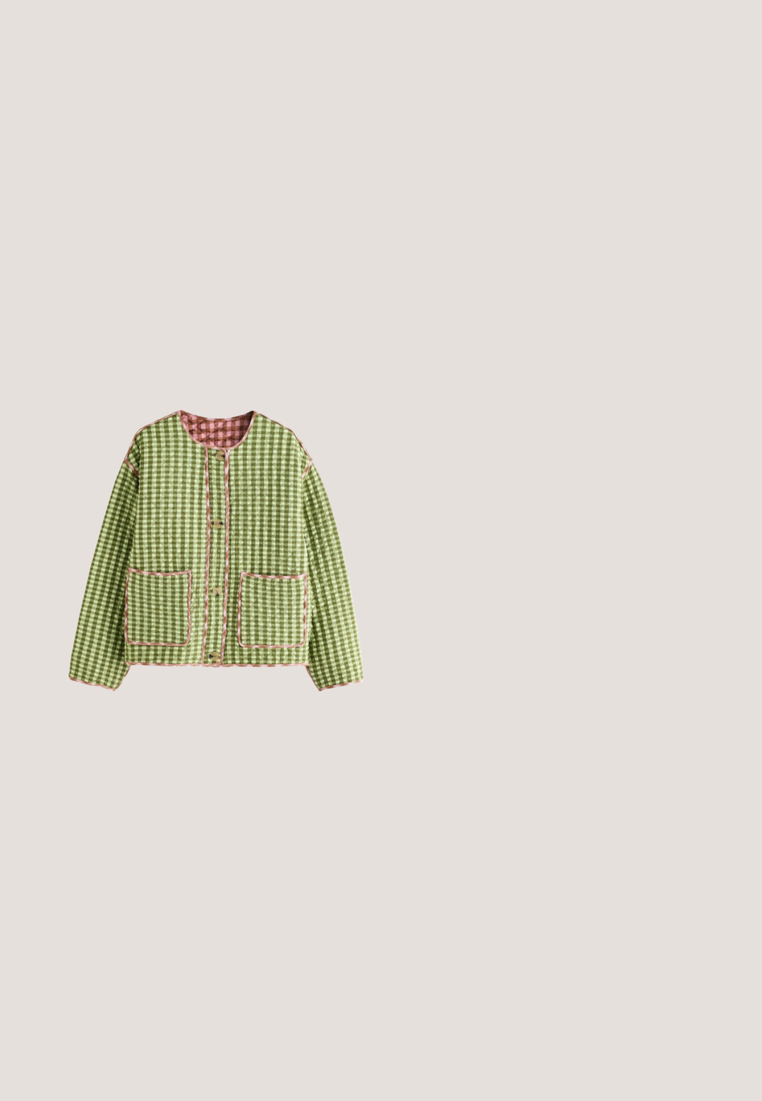 Grøn og pink ternet quiltet jakke med lange ærmer, rund hals, forreste knapper og to forreste påsyede lommer.; Stribet stof i bleg gul og hvid med røde broderede kirsebær og grønne stilke. Blød tekstur er synlig.; Lys beige overalls lavet af denim, med en firkantet lomme, justerbare stropper, trykknapper i siden og bred benudskæring.; Lyserød slip-on hjemmesko med blomster- og abstrakte mønstre, cremefarvet sål og blødt indre for.; Beige og rødstripet shopper taske med illustrationer af bjørne i hatte og "Cath Kidston" logo på forlommet.; Guldhalskæde med fem farverige stjerneformede vedhæng i blå, gul, pink, rød og grønblå jævnt fordelt langs kæden.