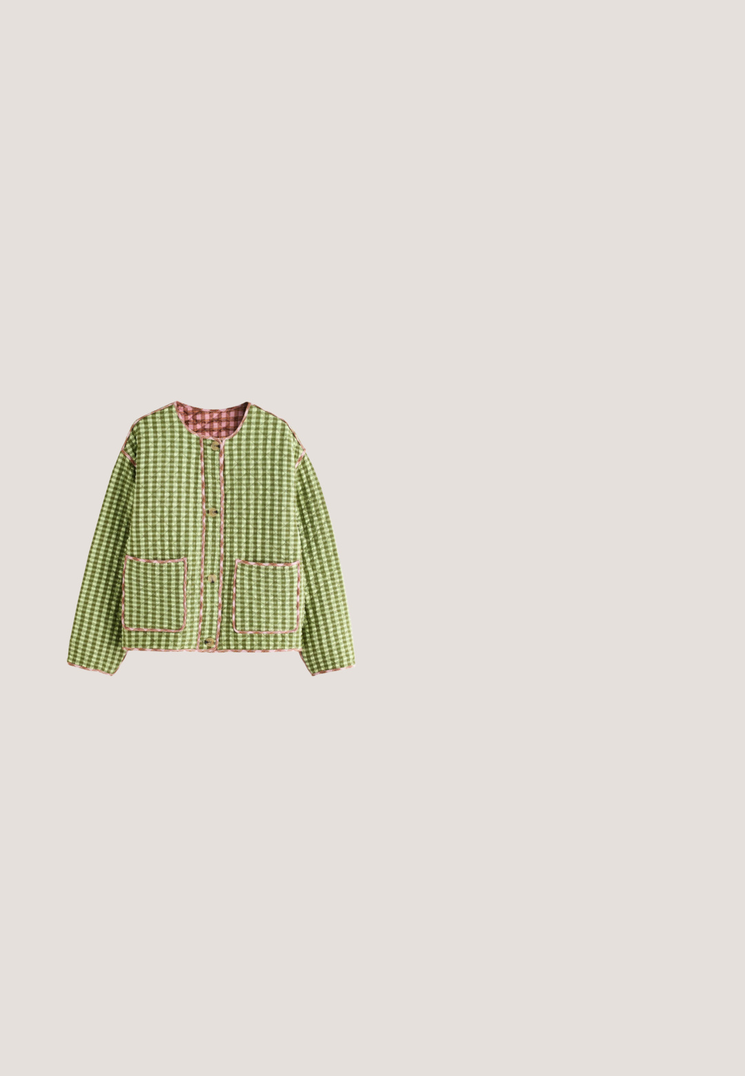 Grün-weiß kariertes Langarmjackett mit pinkem Saum, Rundhalsausschnitt, Knopfleiste vorne und zwei vorderen Taschen.; Hellgrünes kurzärmeliges Strick-Poloshirt mit weißen und dunkelgrünen horizontalen Streifen und drei weißen Knöpfen an der Knopfleiste.; Hellgrüne Shorts mit floralen Spitzen-Ausschnitten entlang des Saums und der Seitentaschen auf weißem Hintergrund.; Olivgrüner Gummistiefel bis zur Mitte der Wade mit dicker Sohle und rotem "melissa"-Logo nahe dem oberen Rand auf einfarbigem Hintergrund.; Grüne rechteckige Sonnenbrille mit getönten Gläsern, leicht übergroßen Rahmen und verzierten, gemusterten Bügeln. Weiche Textur und elegantes Design.; Grüne geflochtene Tragetasche mit strukturierter Oberfläche, offenes Oberteil und zwei Henkel, mit rechteckiger Form und Aussehen aus natürlichen Fasern.