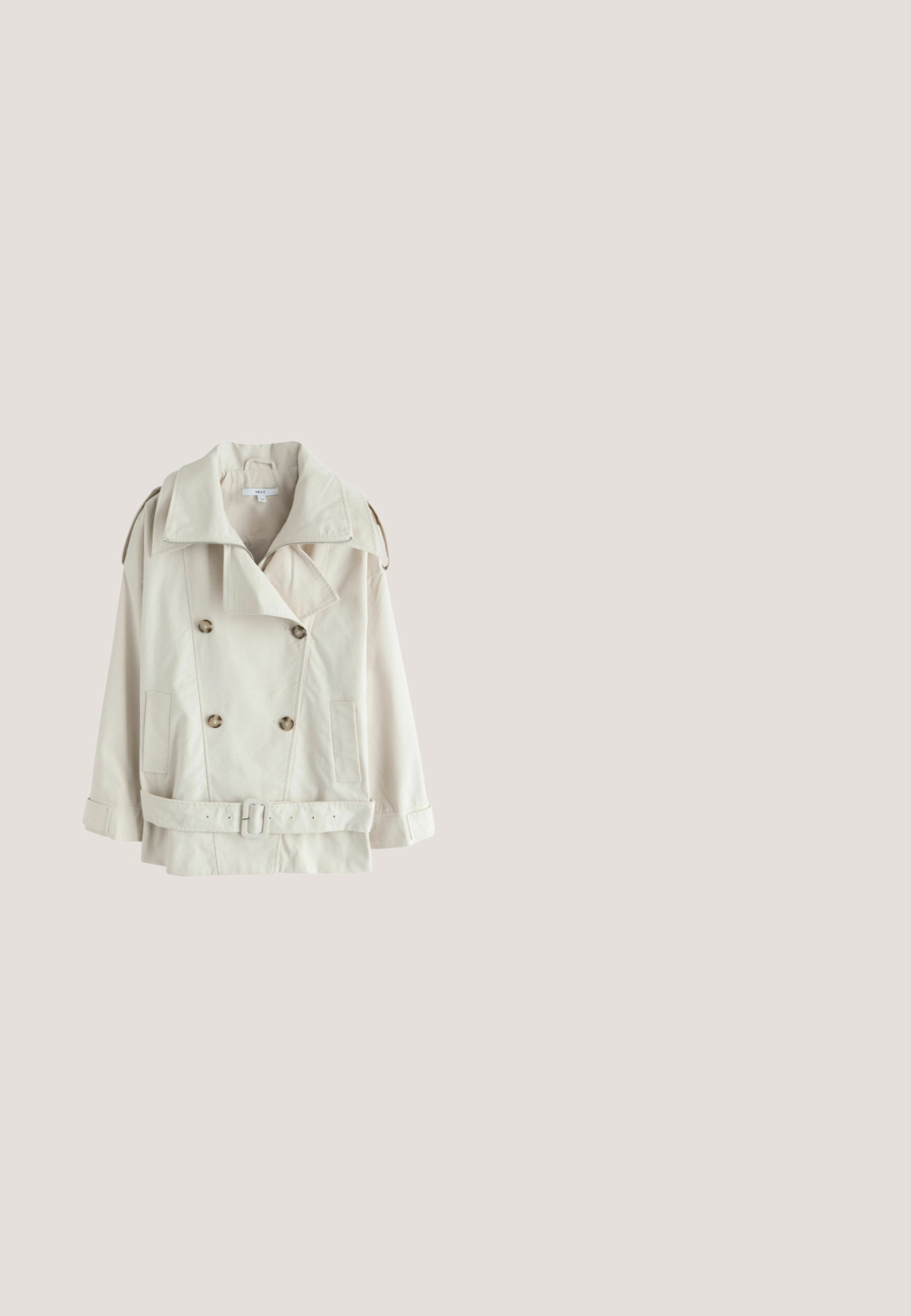 Lichtbeige dubbelgeknoopte trenchcoat met brede kraag, schouderepauletten, knoopdetails, opgestikte zakken en een riem in de taille.; Lichtgrijze cardigan van zacht materiaal, met een open voorkant, lange mouwen en een relaxte pasvorm met subtiele ribbelstructuur.; Effen witte oversized T-shirt met korte mouwen, een ronde hals en een losse pasvorm.; Lichtblauwe jeans met hoge taille en wijde pijpen, lichte slijtage op de voorzakken en dijen, knoopsluiting en vijfzakkenontwerp.; Witte lage leren sneaker met beige zool, vetersluiting en subtiele gestikte patronen op een neutrale achtergrond.; Canvas draagtas in crème met tan lederen accenten en handvatten. Heeft een ritszak aan de voorkant en contrasterende afwerking. Ruime vormgeving.