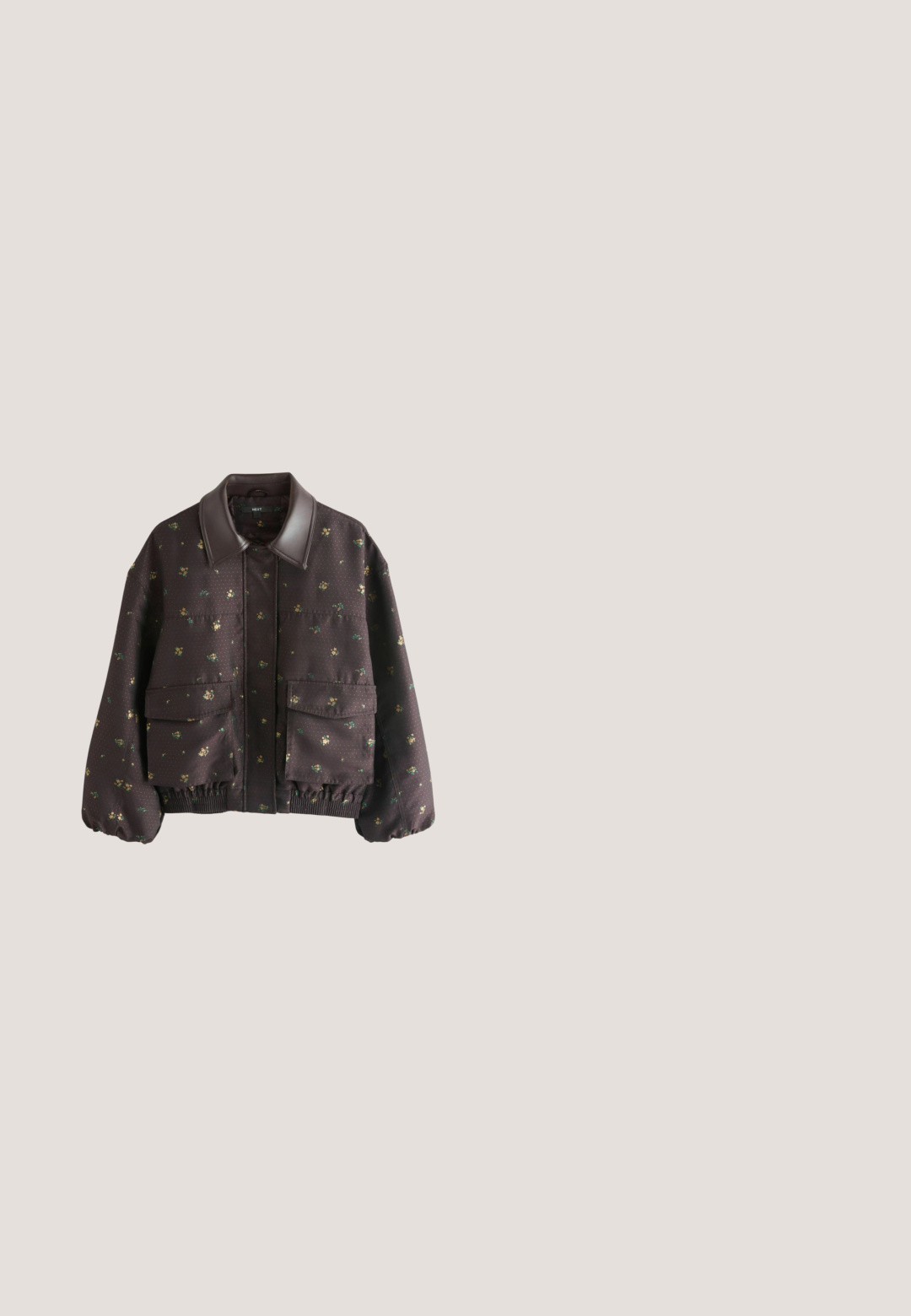 Dunkelbraune Jacke mit kleinem gelb-grünem Blumenmuster, Lederkragen, zwei Vordertaschen sowie elastischem Saum und Bündchen.; Bordeauxrotes Baumwoll-T-Shirt mit zwei rosa Herzmotiven, jeweils mit blauen und roten Kleidungsdesigns. Rundhalsausschnitt und kurze Ärmel.; Hellblaue, weit geschnittene Jeans aus Denim mit einem hellen Waschung, fünf Taschen, einem Knopfverschluss und sichtbaren Nähten entlang der Nähte.; Niedriger Sneaker mit rosa Glitzerpanelen, weißen Lederstreifen, schwarzen Schnürsenkeln, braunen Wildleder-Akzenten, Gummisohle und schwarzer Fersenschlaufe.; Schwarze Stoffhandtasche mit einem Rüschensaum, goldenen Ösen und einem roten Herzanhänger. Verfügt über dunkelbunte Muster und einen Schulterriemen.; Zarte goldene Halskette mit gleichmäßig verteilten kleinen pinkfarbenen zylindrischen Perlen und einem goldenen sternförmigen Verlängerungsverschluss.