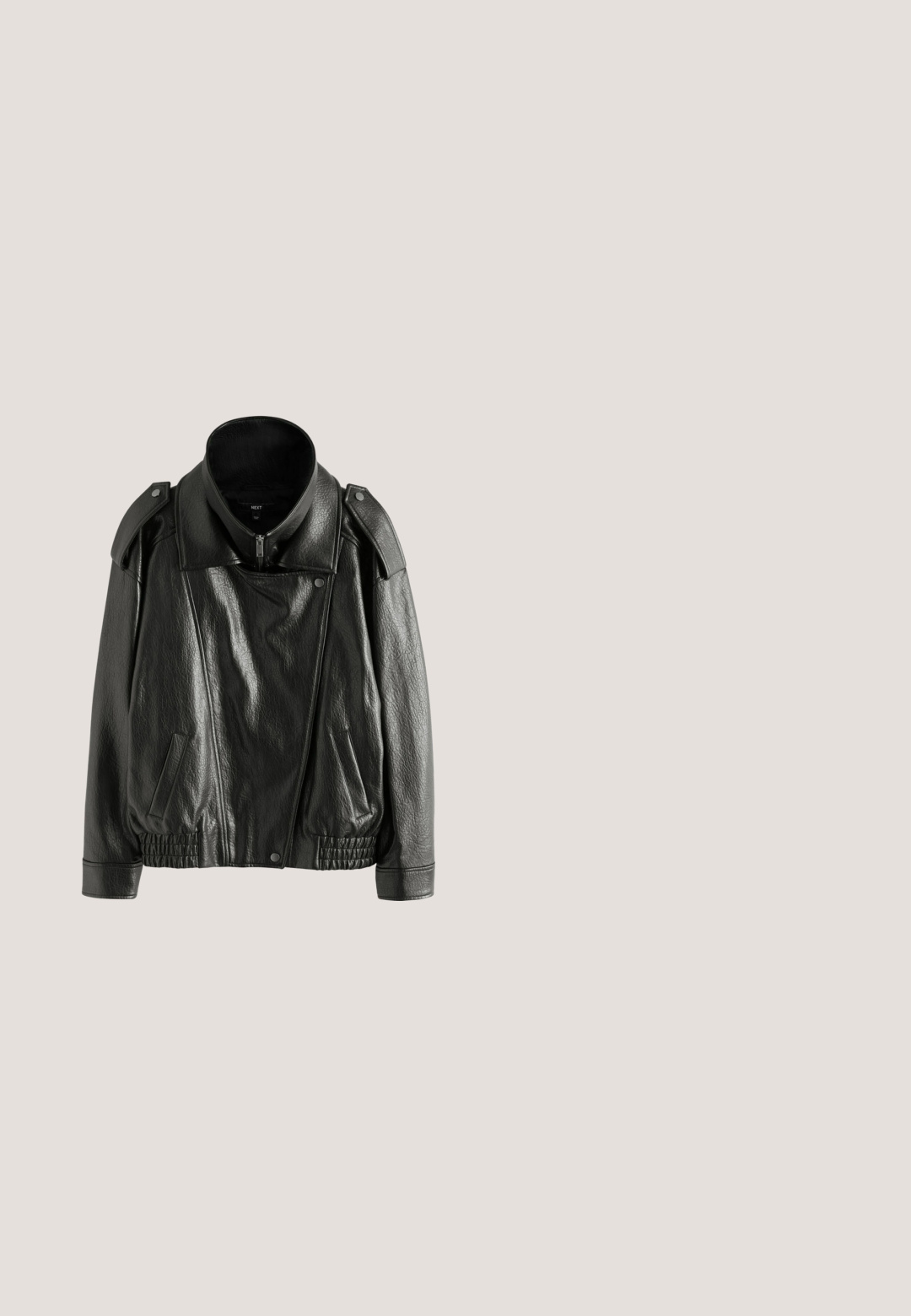 Zwarte nep leren jas met hoge kraag, ritssluiting, schouderepauletten, twee zijzakken en elastische zoomdetails.; Antracietgrijze wollen cardigan met lange mouwen, ronde hals en zeven bruine knopen aan de voorkant.; Grijs gestreept top met lange mouwen, een ronde halslijn en een gedraaide detail aan de zoom. Gemaakt van zachte, lichtgewicht stof.; Zwarte high-waist jeans met wijde pijpen, een knoop- en ritsluiting aan de voorzijde, riemlussen en vijf voorzakken op een lichte achtergrond.; Zwarte suède mocassin platte schoen met strikdetail bovenop en gestikt ontwerp rond het teenengebied.; Zwarte suède schoudertas met brede band en minimalistisch ontwerp, driehoekige vorm en zichtbare centrale stiksels.