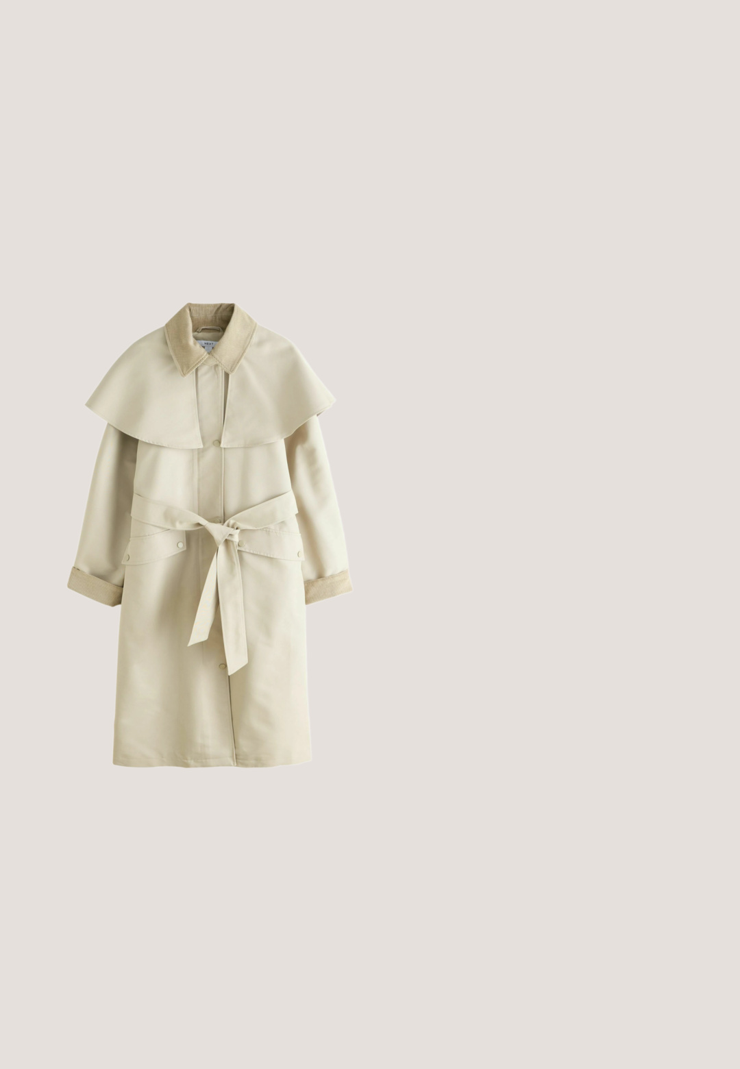 Beige trenchcoat met een brede kapmantel-kraag, corduroy kraag en manchetten, knoopsluiting, klepzakken en een ceintuur om in de taille te strikken.; Geel kort trui van 100% lamsof, met een V-hals, geribbelde manchetten en zoom, en een gestructureerd breisel op de mouwen.; Korte mouwen, cropped t-shirt in zachtgeel met horizontale lavendelstrepen. Gemaakt van lichtgewicht stof met een ronde hals en een relaxte pasvorm.; Witte denim broek met brede pijpen, een hoge taille, twee voorzakken en subtiele goudkleurige accenten. Soepele textuur, casual ontwerp.; Beige suède instappers met een platte rubberen zool, voorzien van een brede riem en gestikte details langs het bovenwerk.; Zachte lichtbruine suède schoudertas met brede band en zichtbare stikdetails op een effen witte achtergrond.