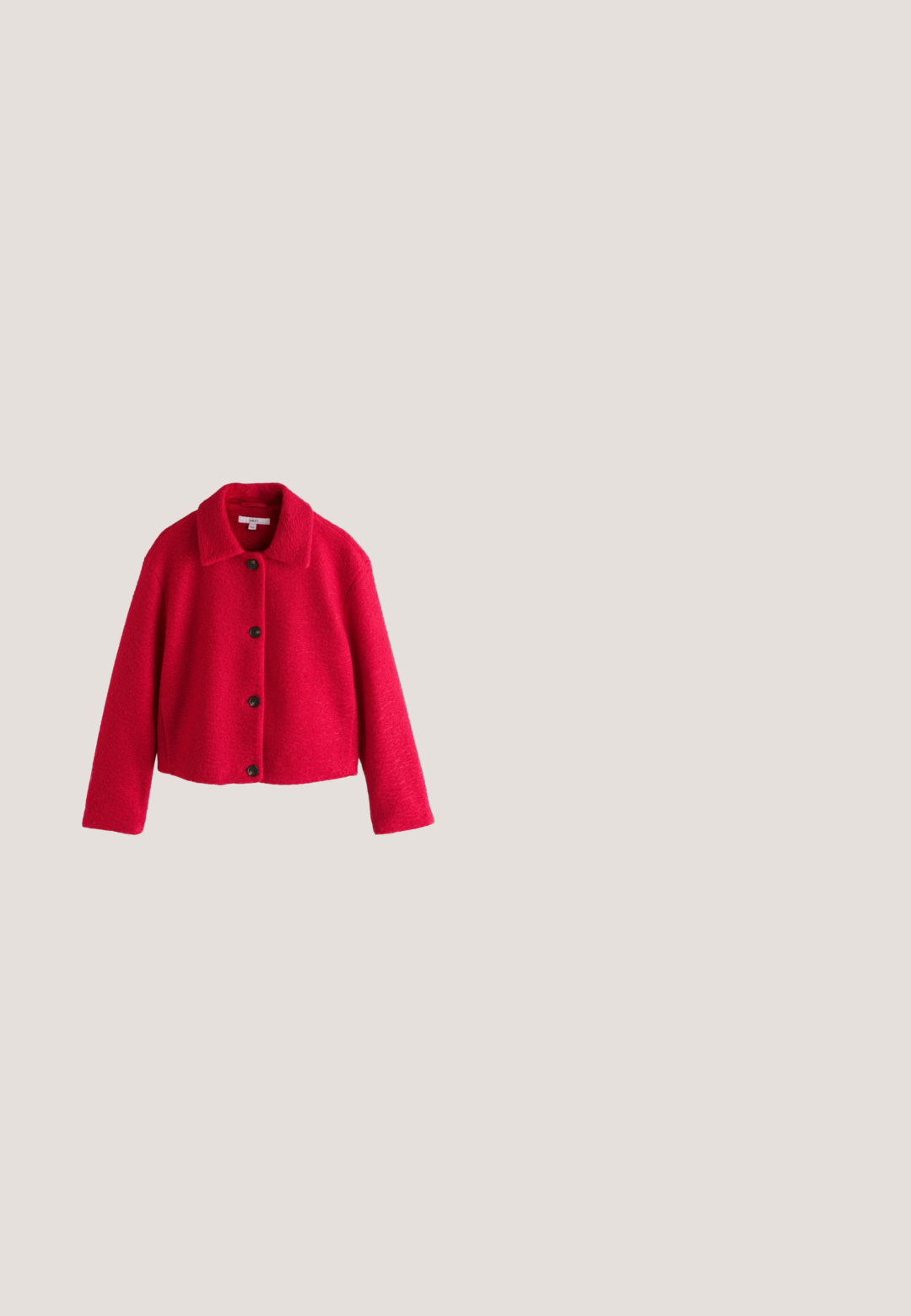 Veste en laine rouge à boutons, col et manches longues, longueur légèrement raccourcie, présentée sur fond blanc.; Cardigan rouge en tricot avec un col rond, fermeture par boutons et manches bouffantes. Côtes texturées sur l'ensemble et longueur cropped.; Chemise rouge à manches longues avec un col bateau, en tissu lisse, présentée à plat sur un fond blanc.; Pantalon rouge taille haute à jambes larges, plis à la taille, passants pour ceinture et poches latérales, posé à plat sur fond blanc.; Bottine rouge à bout pointu et talon kitten. Fabriquée en matériau lisse et texturé avec un design angulaire au niveau du revers.; Sac à main en cuir rouge souple avec haut froncé, détails métalliques dorés, bandoulière réglable et petit texte de marque doré à l'avant.