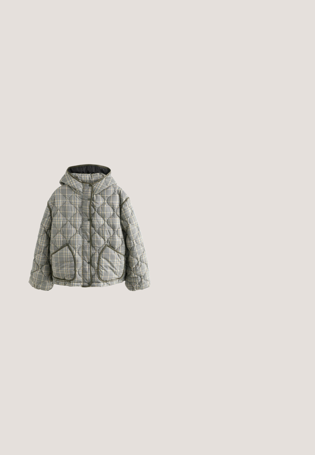Nærbillede af en beige, sort og hvid jakke med hundetandmønster, lynlås, trykknap og stofkant.; Brun cardigan med lange ærmer og rund hals, foran med perleknapper, to små forlommer samt ribstrikkede manchetter og kant.; Brun langærmet polo med gule og lyseblå vandrette striber og tre knapper på frontåbningen.; Mørkebrune brede bukser med forlommer, bæltestropper og knaplukning i taljen, præsenteret på en hvid baggrund.; Brune læder bådsko med en kraftig brun gummisål, gyldne snørehuller og kontraststing. Har et logo på siden.; Brun ruskind spandtaske med en enkelt skulderrem, sat på en neutral grå og hvid baggrund.