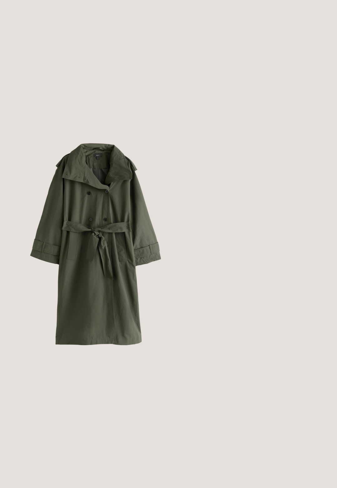 Lange olijfgroene trenchcoat met brede kraag, dubbele knopenrij, ceintuur in de taille en manchetbandjes aan de mouwen.; Groene zip-up hoodie van zacht materiaal met een grote capuchon, voorzakken en geribde manchetten. Rechte zoom en minimale stikseldetails.; Olijfgroene T-shirt met korte mouwen, dunne zwarte horizontale strepen en ronde hals.; Superdry & Co ESSENTIAL LOGO STRAIGHT JOGGERS - Trainingsbroek - olive khaki; Lage olijfgroene suède sneaker met witte hiel, roze veters, witte strepen aan de zijkanten en een bruine rubberen zool.; Tas met camouflagepatroon, zacht en gewatteerd ontwerp, voorzien van een enkele verstelbare schouderband en een ritssluiting. Donkergroene tinten domineren.