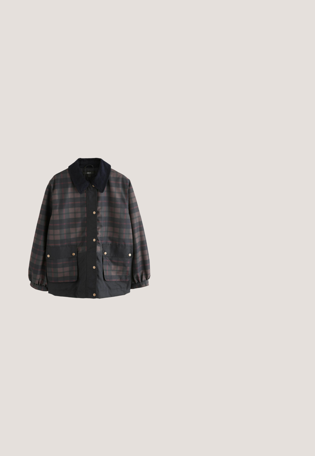 Donker geruite jas met zwarte corduroy kraag, voorzijde met drukknopen, elastische manchetten en twee grote voorzakken met drukknopen.; Rode longsleeve sweat met een geschulpte kraag en twee knopen op de voorkant.; Bordeauxrode korte mouw t-shirt met drie kleine Mickey Mouse-illustraties en witte tekst aan de onderlinkerkant.; Donkerblauwe spijkerbroek met een rechte pijpdesign. Voorzien van een ritssluiting met knoopsluiting, vijf zakken en contrasterende stiksels.; Dieprode suède sneaker met witte accenten en veters, getextureerd zijpaneel en beige rubberen zool op een effen witte achtergrond.; Rode gewatteerde draagtas met gewatteerde handgrepen en een klein wit label met zwart logo aan de voorkant.