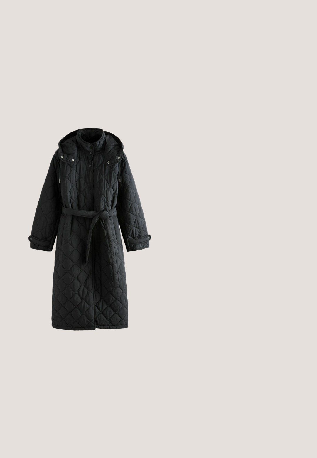 Sort quiltet lang frakke med bælte, hætte, knap- og tryklåsning samt justerbare håndledsremme.; Fleece pullover i cremefarve med høj krave og kort lynlås. Har en tekstureret overflade og dropped shoulders for en afslappet pasform.; Sort ribstrikket langærmet rullekravetrøje med tætsiddende pasform, foldet krave og lige kant på hvid baggrund.; Sorte leggings lavet af strækbart stof, med en tætsiddende design uden synlige sømme eller lommer, velegnet til forskellige aktiviteter.; Elara Vinterstøvler - schwarz; Hobo-stil skuldertaske med sort og beige leopardprint plysstof og en justerbar sort strop foran.