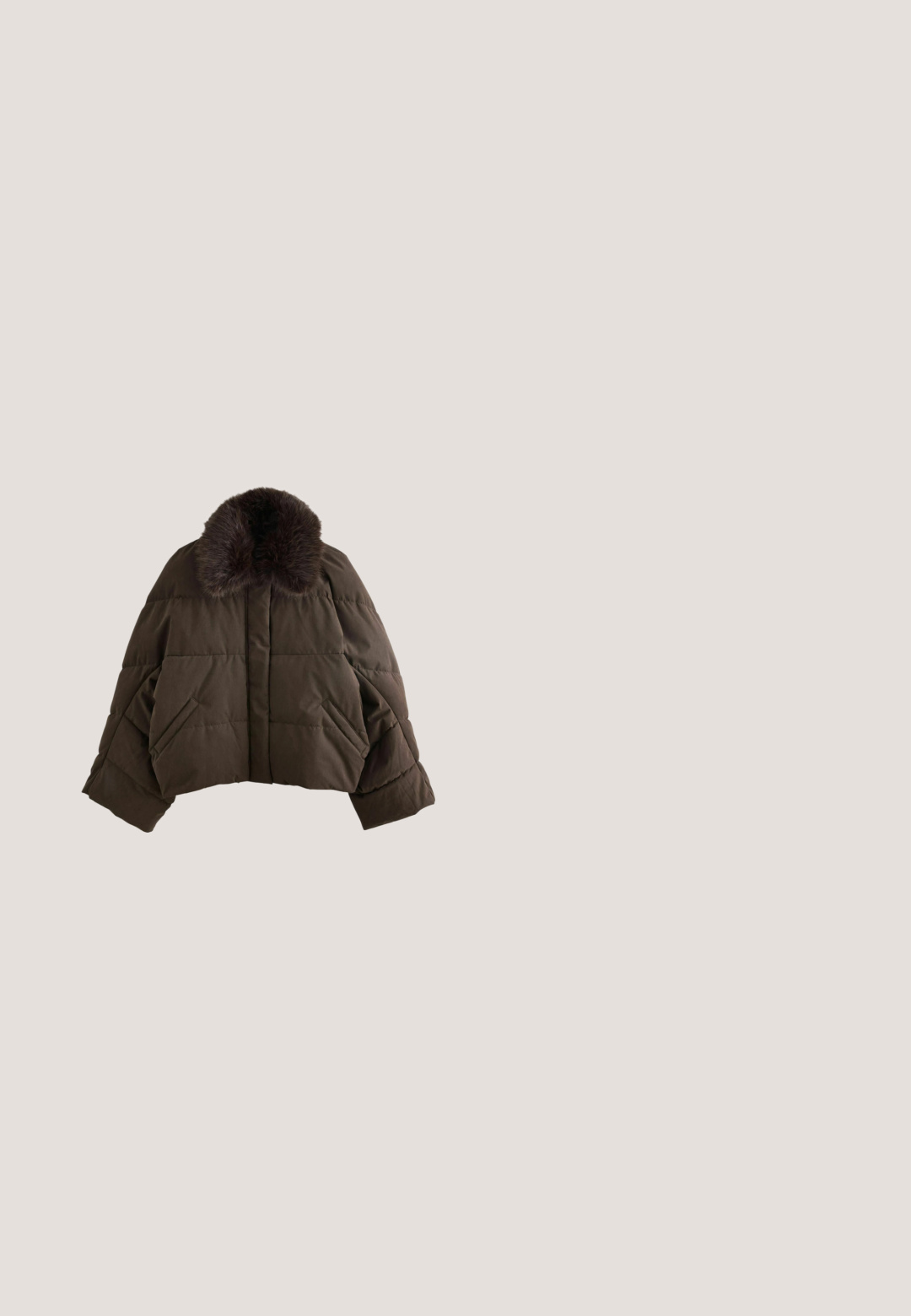 Donkerbruine donsjas met twee zijzakken en een grote donkere bontkraag, weergegeven op een witte achtergrond.; Bruine cardigan met een V-hals, zes knopen aan de voorkant en twee voorkruiken. Getextureerde gebreide stof, cropped ontwerp met lange mouwen.; Donkerbruin shirt met lange mouwen en ronde hals, eenvoudig en effen ontwerp zonder zichtbare patronen of logo's.; Lichtbruine ribstof flare broek met elastische tailleband, plat weergegeven op een witte achtergrond.; Olijfgroene suède enkellaarsjes met een dikke, gestructureerde zool en een trekband. Gecombineerd met lichtblauwe, versierde spijkerbroek.; Kleine donkerbruine leren handtas met gevlochten handvatten, voorvak met rits en afneembare schouderriem op een witte achtergrond.