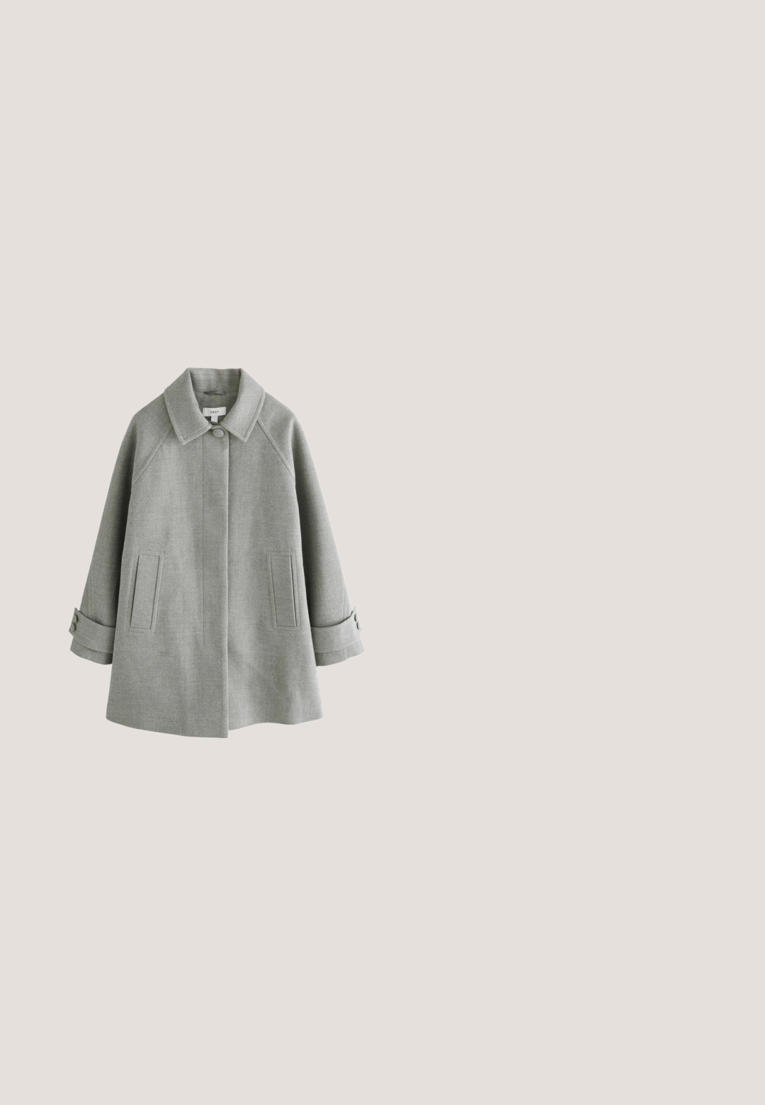 Lichtgrijze wollen jas met brede kraag, verborgen knoopsluiting aan de voorkant, zijzakken en met knopen afgesloten manchetten aan de lange mouwen.; Grijs gebreid sweater met korte mouwen en een ronde halslijn, met een losse pasvorm. Het heeft een gestructureerde stof en ribbelpatronen op de manchetten en de zoom.; Zwarte broek met wijde pijpen, dunne witte verticale krijtstrepen en zijzakken, met een hoge tailleband en plooien aan de voorkant.; Zwarte leren instappers met een suede accent, voorzien van een kwastdetail, ronde neuzen en een low-profile rubberen zool.; Zwarte leren tote tas met lange handvatten en een glad, licht gestructureerd oppervlak, getoond tegen een witte achtergrond.; Zilverkleurige metalen ketting met een glad, gedraaid lusontwerp aan de voorkant, afgebeeld tegen een effen witte achtergrond.