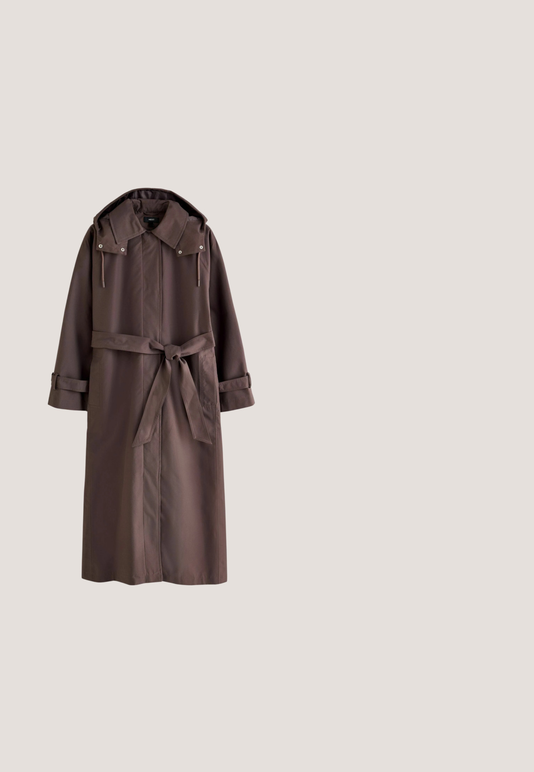 Brun lang trenchcoat med hætte, stofbælte bundet i taljen og justerbare ærmestropper på begge arme.; Mørk bordeaux rød cardigan med knapper, lange ærmer og ribbet kant og manchetter, lavet af blødt strikstof.; Nærbillede af blødt, brunt strikket stof med synlig tekstur og blide folder, der skaber lys- og skyggevariationer.; Mørkebrune bukser med elastisk taljebånd, sidelommer og lige, vide ben, der er afkortet over anklerne.; Brun ruskindssneakers med hvide snørebånd og en beige sål vist fra siden på en hvid baggrund.; Mørkebrun ruskindstaske med to håndtag og et tyndt bælte med spænde på forsiden mod en hvid baggrund.