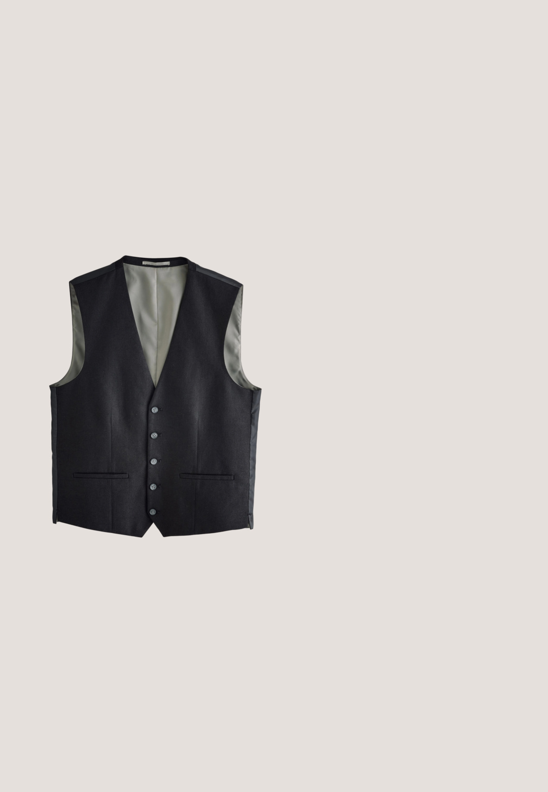 Veste noire avec extérieur texturé, doublure en satin, fermeture à cinq boutons et deux poches avant avec détails lisses.; Chemise blanche à manches longues en coton lisse, avec un col pointu, une fermeture à boutons sur le devant et des poignets avec fermetures à bouton.; Pantalon noir à coupe ajustée, fabriqué en tissu lisse. Dispose d'une fermeture à bouton, de passants de ceinture et de jambes fuselées. Sans motifs ni accents.; Chaussure habillée noire en cuir lisse avec un panneau texturé à motifs, design à lacets, bout arrondi et petit talon bloc.; Malette en cuir noir avec une finition texturée, dotée d'une poignée supérieure et d'une fermeture à fermoir doré pour un maintien sécurisé.; Ceinture en cuir noir avec une texture lisse, dotée d'une boucle rectangulaire en métal argenté et de deux passe-boucles en cuir. Plusieurs trous de perforation pour l'ajustement de la taille.