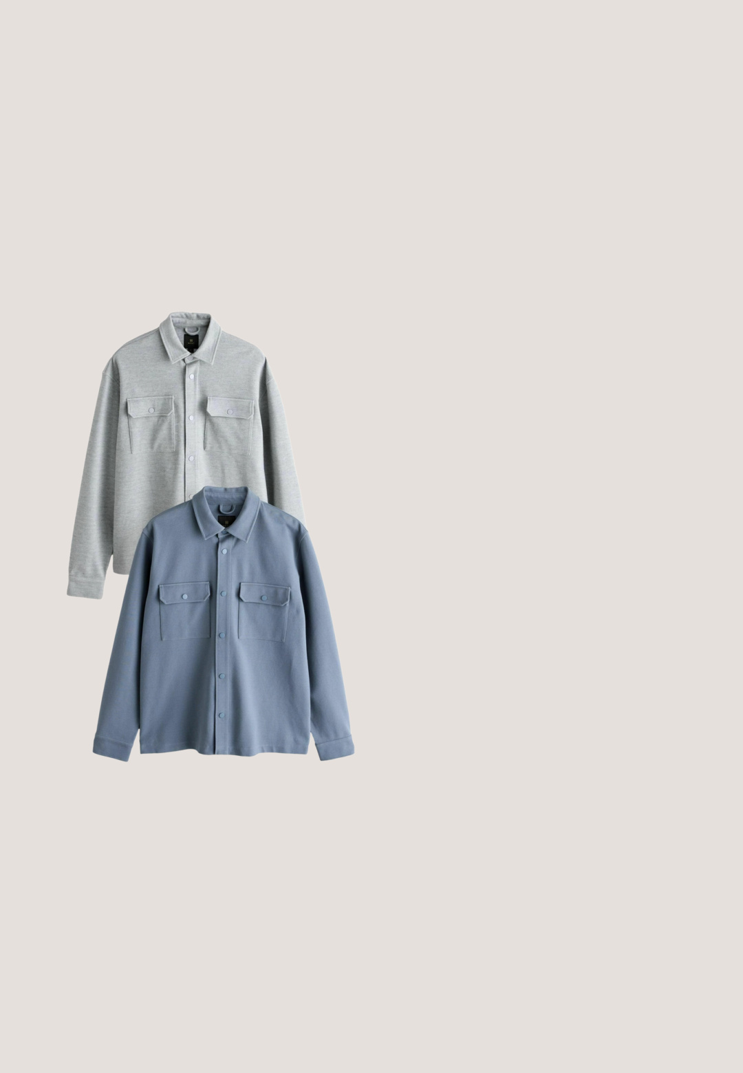 Gråt vævet stof med en tekstureret overflade, der har flade grå knapper og en lommedetalje med klap. Materialet er blødt og let elastisk.; Beige langermet pullover med krave og lynlås. Lavet af blødt materiale med ribbede manchetter og kant.; Brun polo skjorte lavet af tekstureret stof, med korte ærmer, krave, to knapper og en brystlomme med et zigzag mønster.; Grå bomulds joggingbukser med elastisk talje og rynket tekstur samt snøre til justering. Glat, blødt stof.; Grå ruskind herreloafer med mokkasinsting, flad sål og penny-stropdetalje vist fra siden på hvid baggrund.; Grå transparente solbriller med mørke linser, rektangulær form og lige arme. Har et diskret logo på stangen. Elegant design.