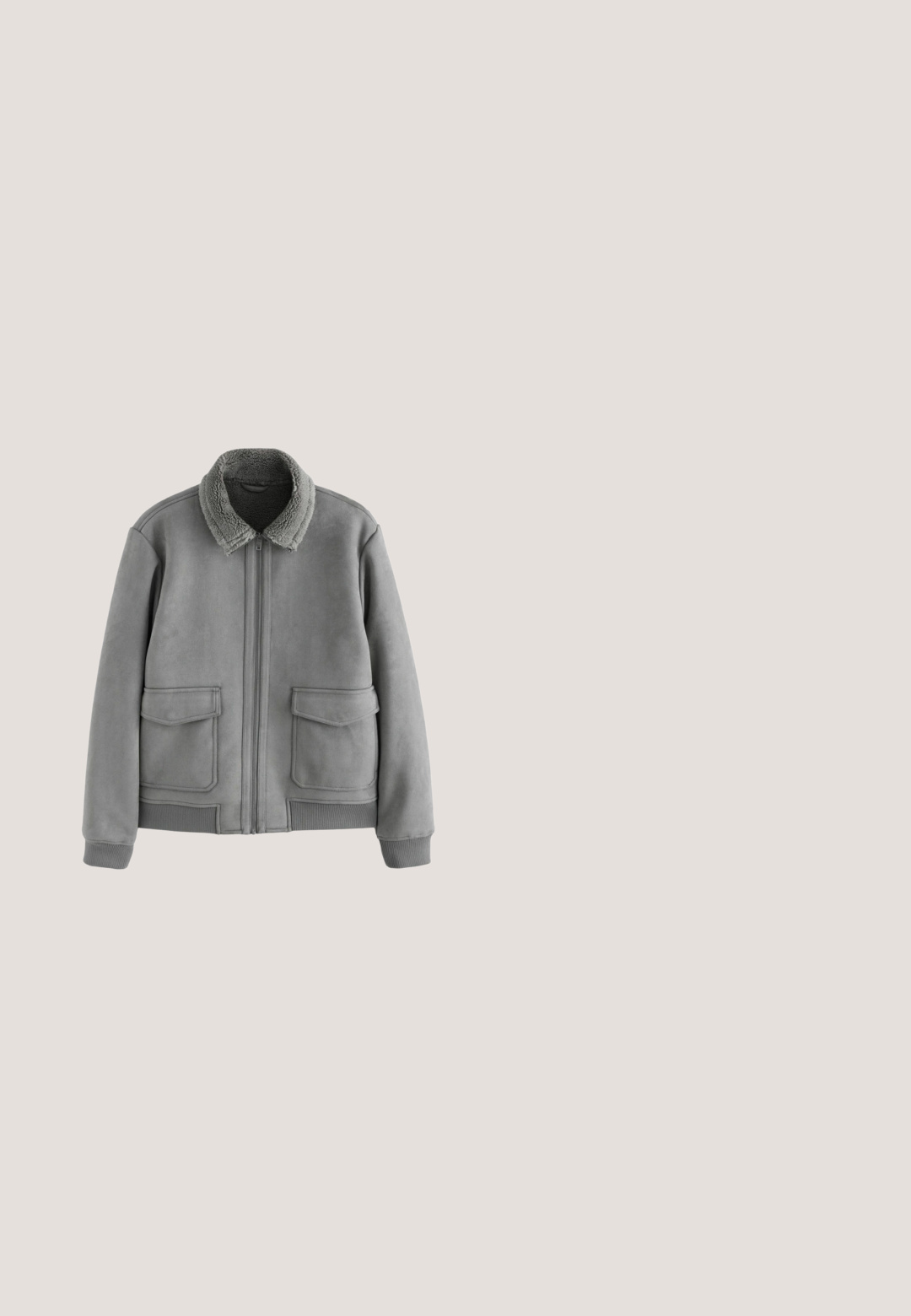 Graue Wildlederjacke mit einem flauschigen Kragen, Reißverschluss, zwei vorderen aufgesetzten Taschen, gerippten Bündchen und Saum. Glatte Textur mit weichem Finish.; Grauer gestrickter Stoff mit einer strukturierten Oberfläche, der ein Muster aus kleinen, gleichmäßigen Stichen und subtilen Farbvariationen zeigt.; Hellgraues Baumwoll-T-Shirt mit Rundhalsausschnitt, kurzen Ärmeln und lässiger Passform. Glatte Textur ohne sichtbare Muster oder Verzierungen.; Graue, strukturierte Hose mit geradem Bein-Design, ausgestattet mit einem elastischen Taillenbund und einer hinteren Taschen mit Knopf.; Schwarze Leder-Ankle-Boots mit glatter Oberfläche, rundem Zehenbereich, sechs Ösen für Schnürsenkel und einer robusten Gummisohle mit ausgeprägtem Profil.; Nahaufnahme von doppelten schwarzen Reißverschluss-Schiebern an einer strukturierten schwarzen Ledertasche, die Metallzähne und genähte Lederlaschen zeigen.