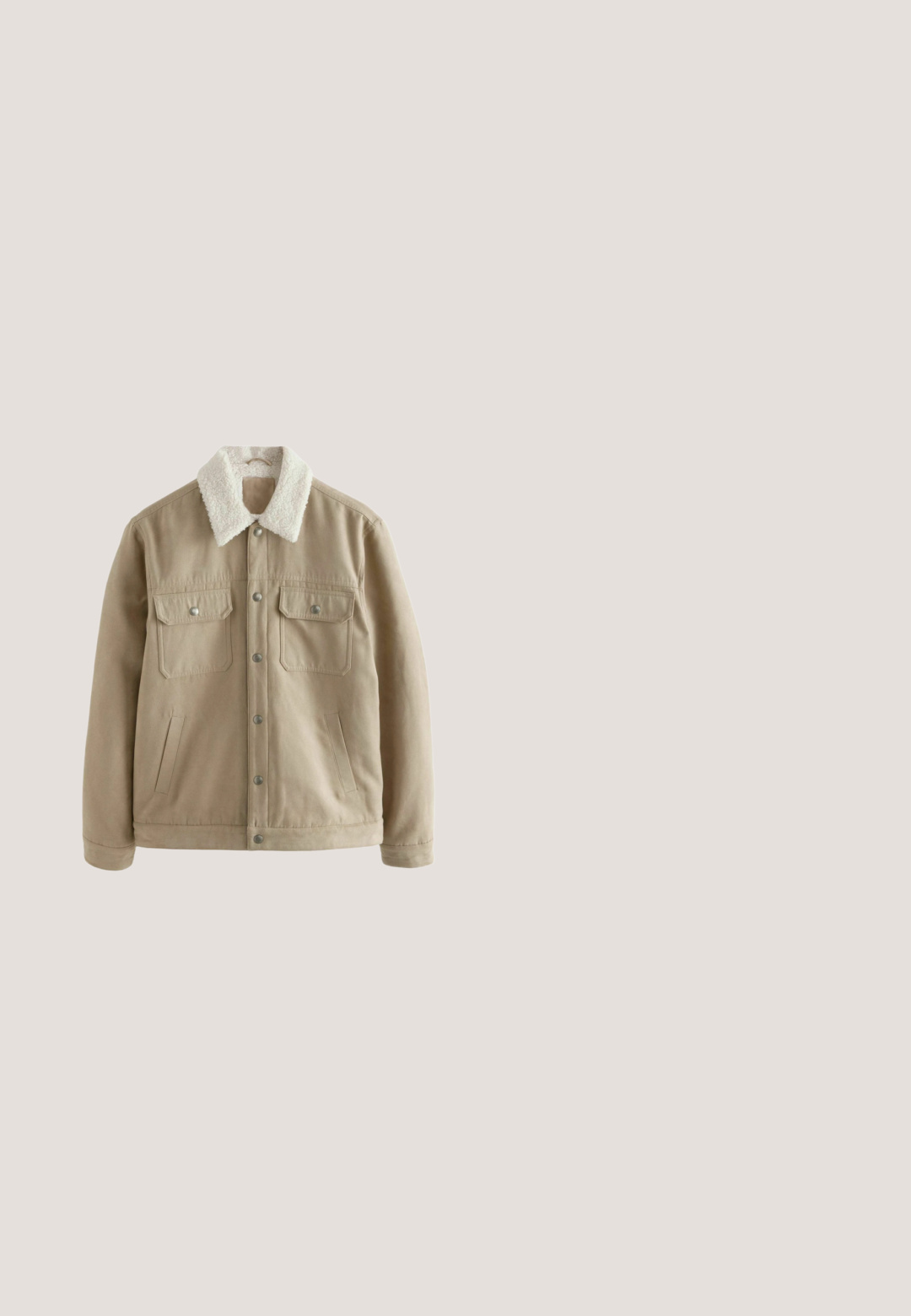 Beige jakke med en blød, hvid, fuzzy krave. Har to brystlommer, sidelommer og sølvfarvede trykknapper. Lavet af bomuldsmateriale med en glat tekstur.; Lys grå strikket sweater med lange raglanærmer, rund halsudskæring og ribbede manchetter og kant. Har et lille mærke på siden.; Enkelt blå kortærmet t-shirt med rund hals, lagt fladt ud, med et lille sort mærke på kraven.; Grå denim jeans med lige snitdesign, der har en falmet finish, forlommer og knaplukning. Enkle syninger og kantdetaljer.; Brune læder Chelsea støvle med sorte elastiske sidelapper, rund tå, tekstureret gummisål og et lille trækstykke bagpå.; Brun rygsæk med topklap, der er sikret med en sort rem, frontlynlåslomme og to sidelommer mod en ensfarvet lys baggrund.