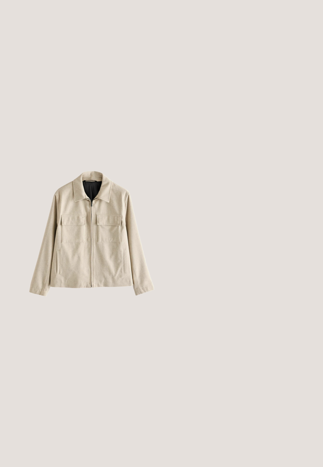 Beige ritsjack gemaakt van zachte stof, met een kraag, twee voorzakken met flap en zijzakken.; Beige gebreide trui met een halve ritssluiting aan de kraag, gestructureerd patroon en geribbelde manchetten en zoom. Zacht materiaal, casual ontwerp.; Witte T-shirt met korte mouwen, gemaakt van zachte katoen. Heeft een klassieke ronde hals en een eenvoudig, naadloos ontwerp zonder patronen of accenten.; Beige corduroy broek met voorplooien, zijzakken, riemlussen en een rechte pijp, plat gelegd op een witte achtergrond.; Bruine leren Chelsea boots met elastische zijkanten, een gladde textuur, afgeronde neus en een lage opgestapelde hak. Subtiele stikseldetails.; Rechthoekige bruine leren toilettas met voorvak met rits en zijhandvat, weergegeven op een witte achtergrond.