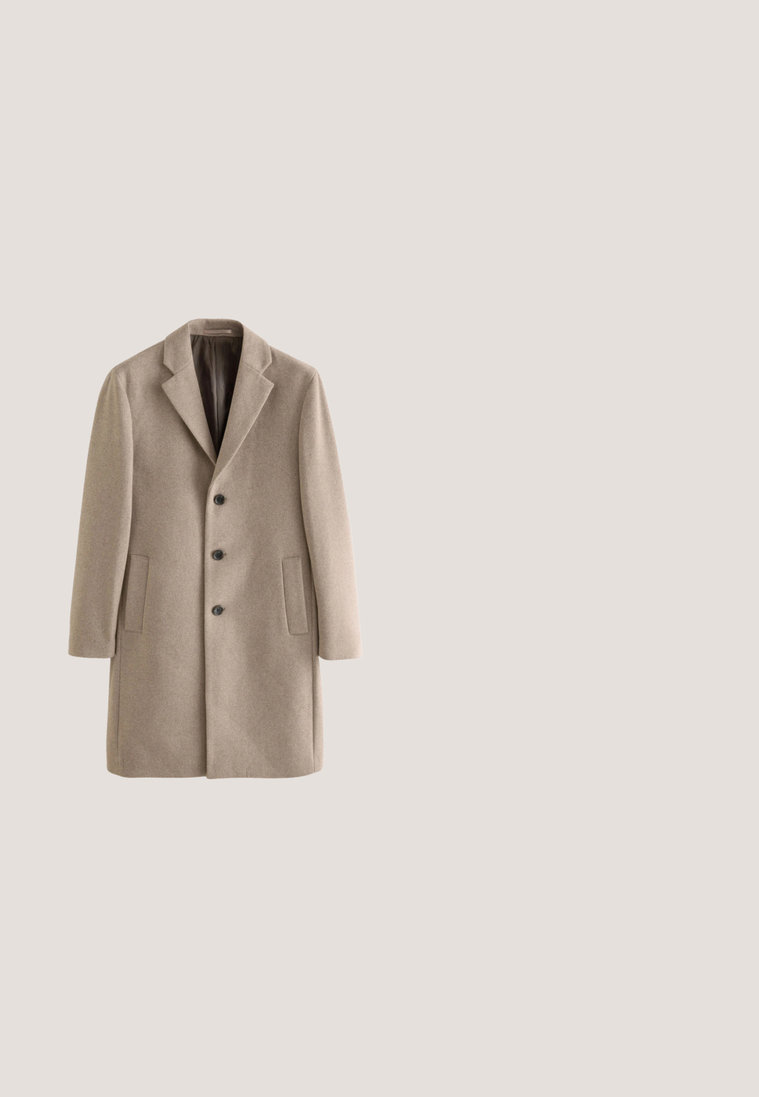 Beige wollen blendjas met een geknipt revers, drie zwarte knopen en twee zijzakken. Glad textuur, taillerende pasvorm en knielange ontwerp.; Knopenloze grijze gebreide cardigan met verschillende patronen in rood, groen en goud. Voorzien van bruine knopen en zachte, gestructureerde wolstof.; Lichtgroen overhemd met lange mouwen en knopen, gemaakt van gestructureerde stof, met een kraag, een volledige knopenrij en een afgeronde zoom.; Beige op maat gemaakte broek met voorplooien, riemlussen, knoopsluiting en rechte pijpen.; Bruine leren veterschoen met brogue-details, ronde neus en een contrasterende zool. Heeft gestikte accenten en een gestructureerd oppervlak.; Bruine leren boodschappentas met verstelbare schouderriem en klepafsluiting, met lichte textuur en stikseldetails.