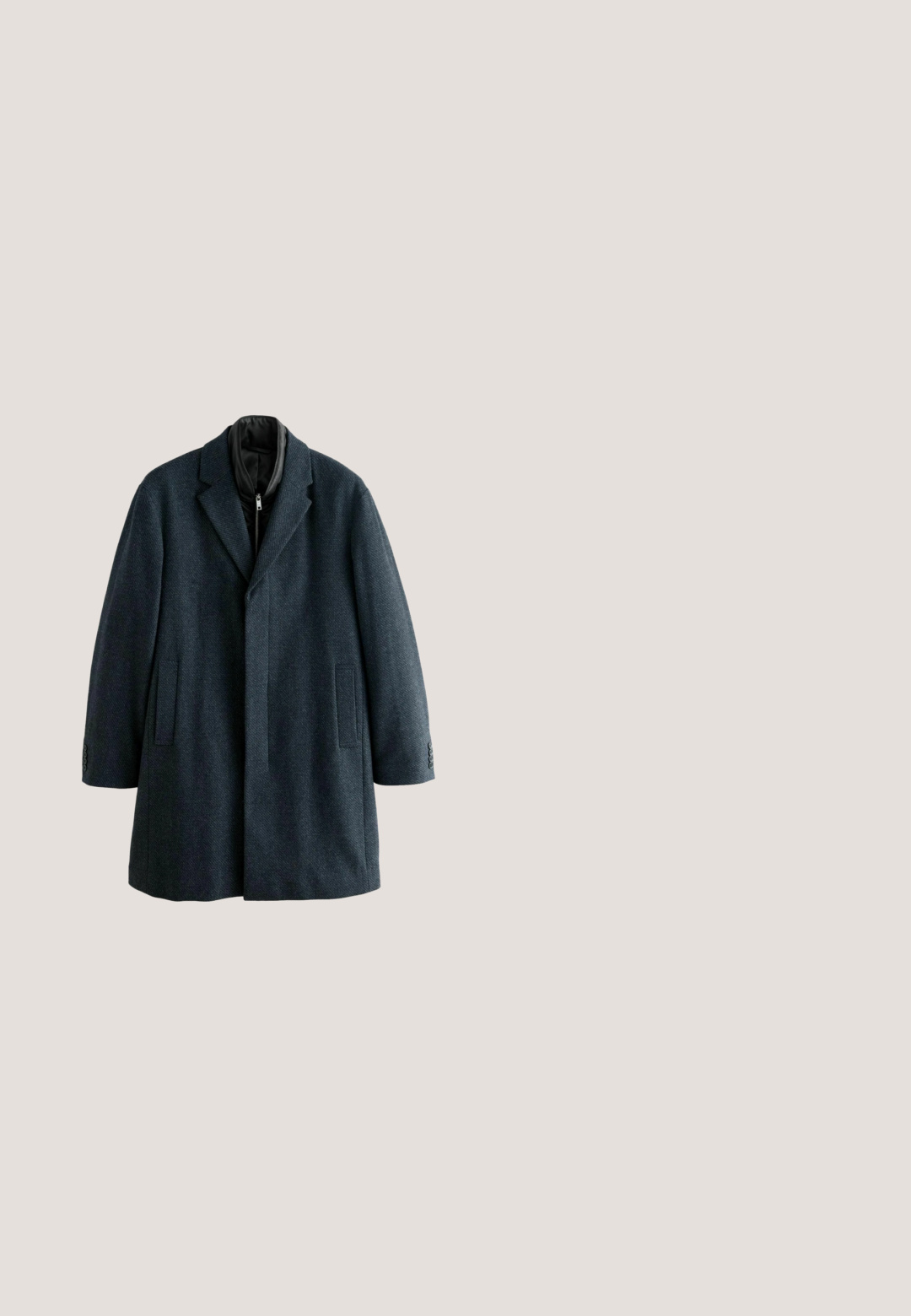 Donkergrijze wollen blazer met een gestructureerd herringbone patroon, gepofte schouders en zes zwarte knopenaccenten op de mouwen.; Donkergrijze trui met lange mouwen, een korte rits aan de voorkant en een opstaande kraag, gemaakt van gestructureerde stof.; Zwarte geribbelde button-up shirt met een kraag, lange mouwen en vijf knoopsluitingen. De gestructureerde stof voegt diepte toe aan het ontwerp.; Zwarte broek van duurzaam materiaal, met twee voorzakken, een knoopsluiting, een platte voorkant en een recht gesneden pijp.; Zwarte leren Chelsea-boots met een gestructureerde afwerking, elastische zijkanten en een bruine houten zool. Klassieke enkelhoogte en gestroomlijnd ontwerp.; Zwarte leren schoudertas met een platte voorklep, verstelbare schouderband en een gladde textuur. Heeft een minimalistisch ontwerp en geen zichtbare hardware.
