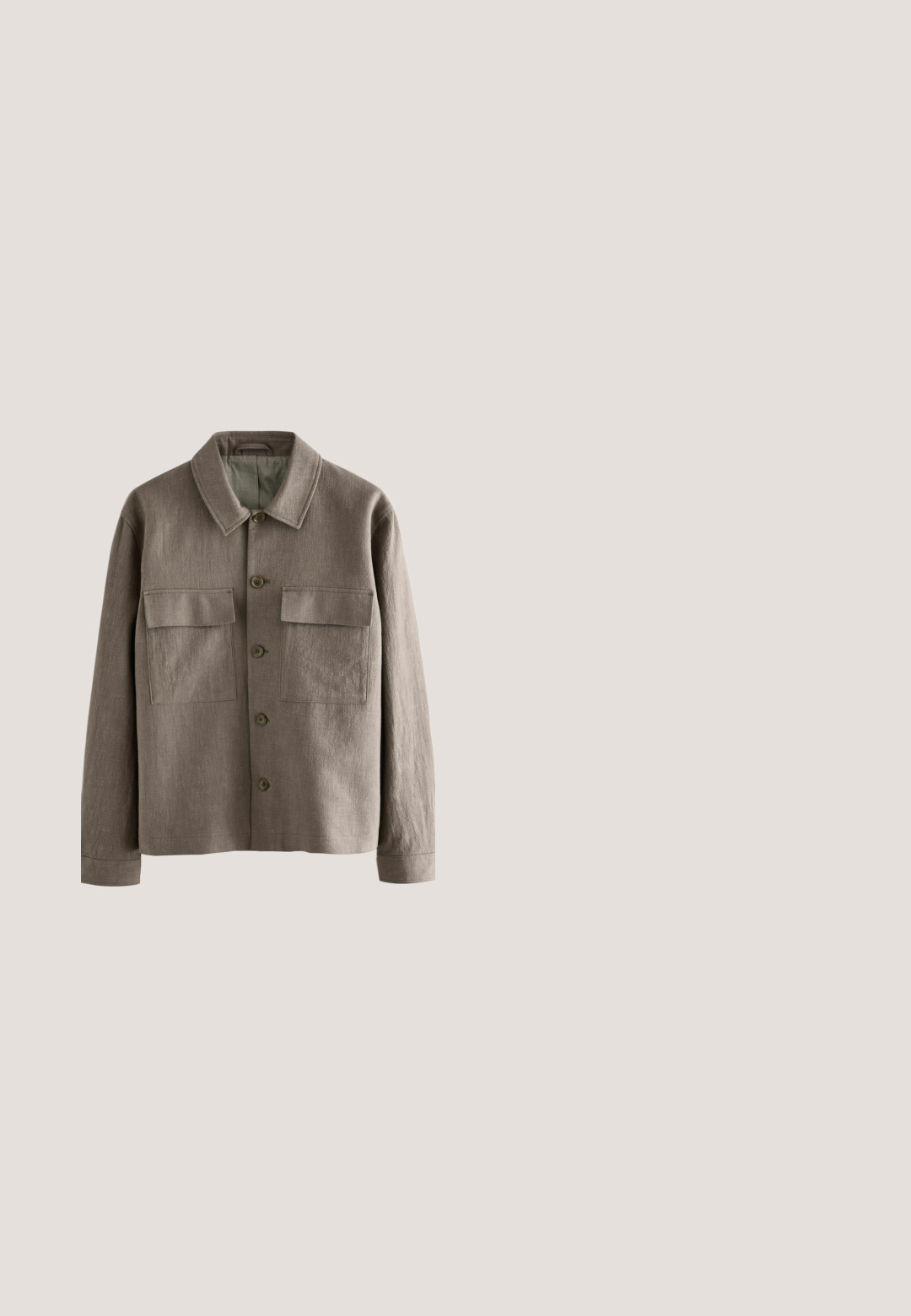 Hellbrauner gewebter Stoff mit einem subtilen Muster, der weiche, wellenförmige Falten zeigt und eine natürliche, leicht melierte Optik aufweist.; Olivegrünes T-Shirt mit kurzen Ärmeln aus weicher Baumwolle. Verfügt über ein quadratisches Logo-Patch auf der Brust und einen orangefarbenen Halsabschluss.; Helle blaue Jeans mit geradem Bein, Fünf-Taschen-Design, genähten Nähten und einem Knopfverschluss an der Taille.; Olivgrüner Chelsea-Stiefel aus Wildleder mit blauem elastischem seitlichen Einsatz, schwarzer Sohle, niedrigem Absatz und schwarzem Zuglaschen hinten.; Grüne achteckige Sonnenbrille mit dunklen Gläsern und gemusterten Gestellen, mit dickem, texturiertem Design und schlanken Bügeln. Markenname an der Seite sichtbar.; Schwarze Nylon-Umhängetasche mit Reißverschluss, verstellbarem Riemen und geprägt geprägtem Logodetail. Rechteckige Form und glatte Textur.
