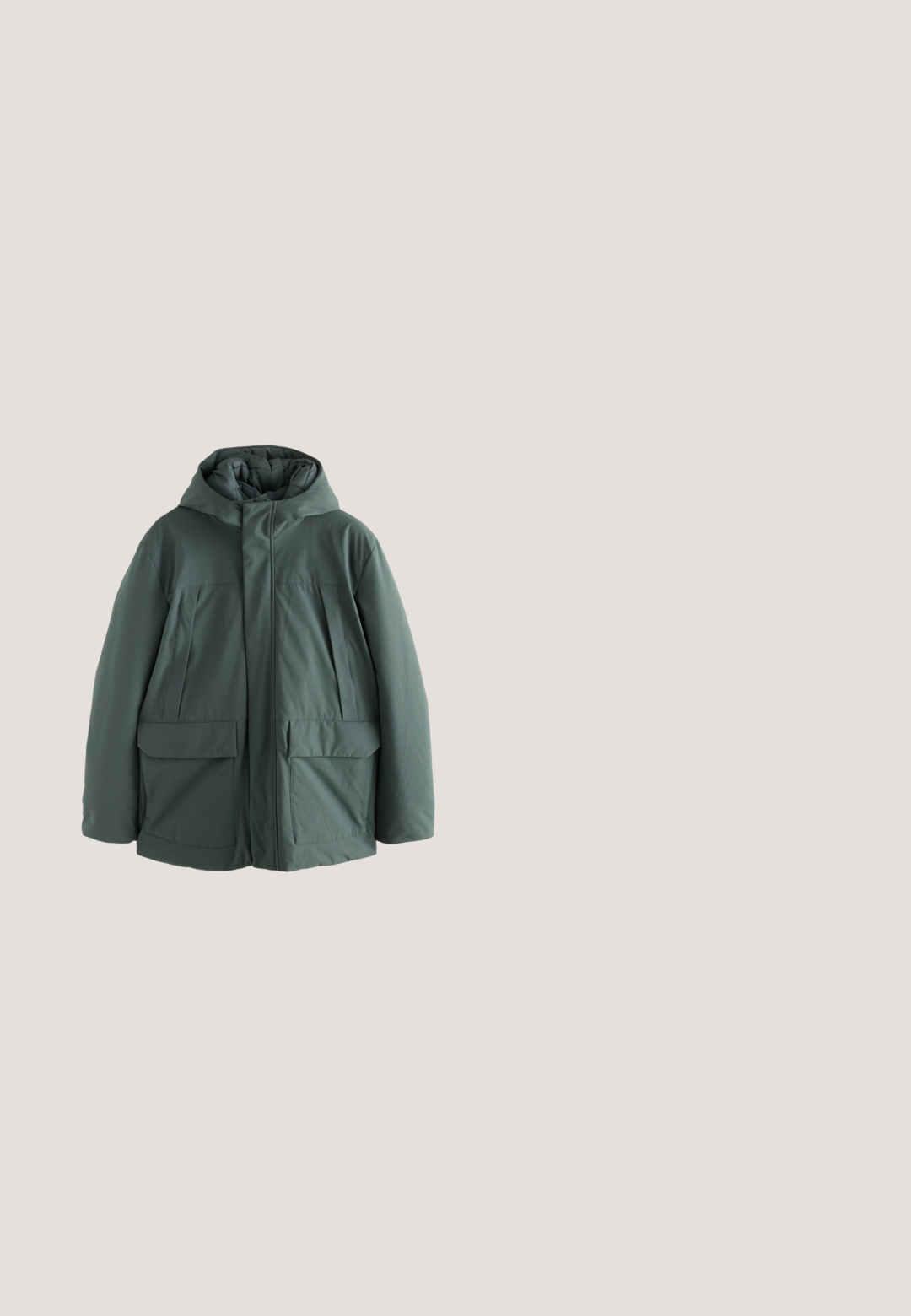 Dunkelgrüner Pufferjackenbereich mit gestepptem Design, glatter Textur und einstellbarem Kordelzug mit Kunststoffbeschlägen am Saum.; Bordeauxfarbener Zip-Hoodie mit hohem Kragen, gerippten Bündchen und Saum. Hergestellt aus weichem Stoff mit glatter Textur. Reißverschluss vorne.; Helles lila Baumwoll-T-Shirt mit Rundhalsausschnitt, kurzen Ärmeln und einem schwarzen quadratischen Logosticker auf der linken Brust. Minimalistisches Design.; Blaue High-Waist Straight-Leg Denim-Jeans mit Fronttaschen und Gürtelschlaufen, flach auf einem hellen Hintergrund ausgelegt.; Dunkelbrauner Leder-Mokassinschuh mit schwarzer robuster Sohle und grünem Polo-Logo-Etikett an der Seite, Seitenansicht.; Brauner Leder-Kosmetiktäschchen mit gewebter Textur, rechteckiger Form, silbernem Reißverschluss und einem seitlichen Griff für einfaches Tragen.