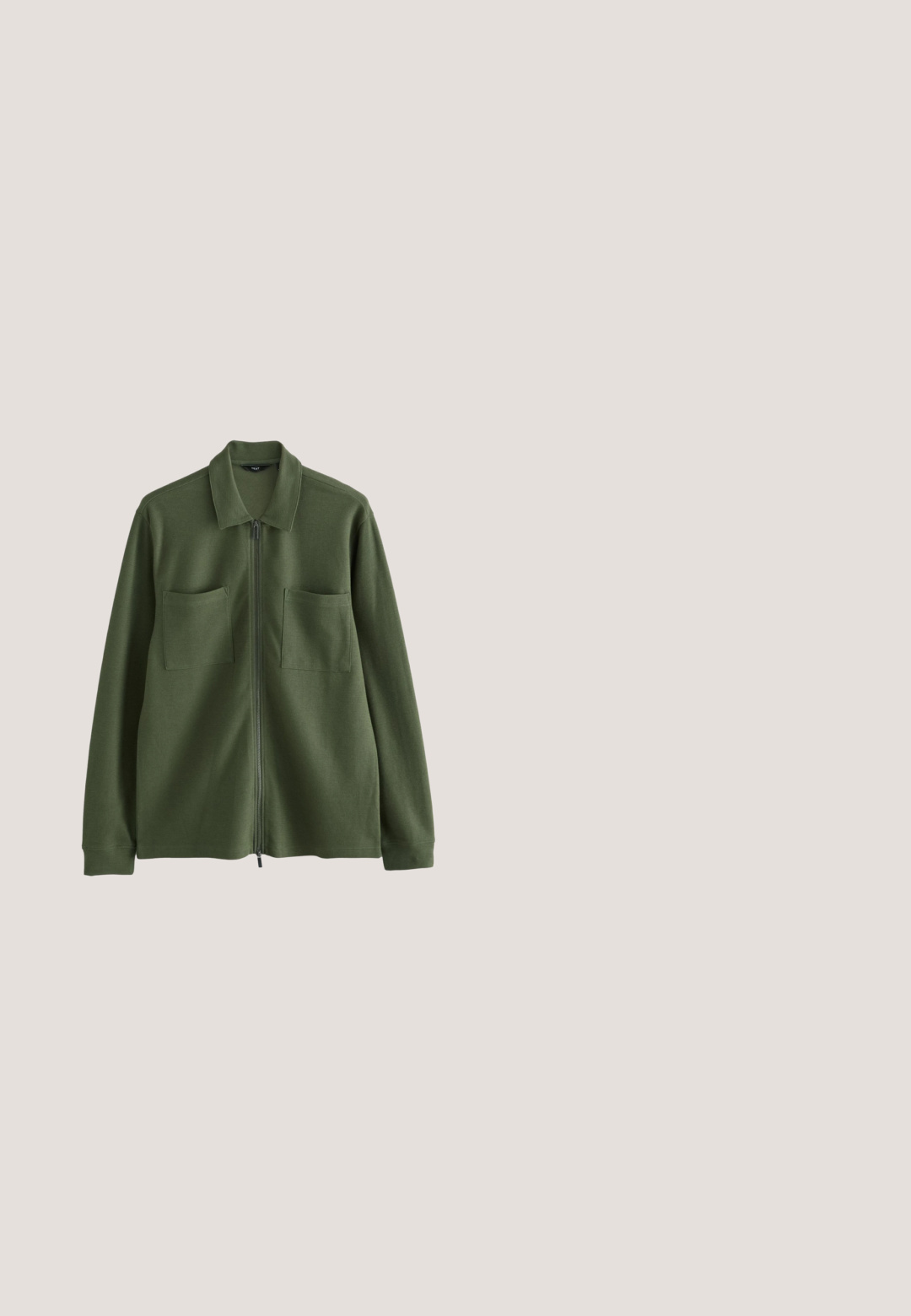 Grüne Jacke mit Reißverschluss aus strukturiertem Stoff, mit Kragen, zwei Brusttaschen und langen Ärmeln, geradem Schnitt und ohne Verzierungen.; Knopfverschluss-Cardigan in Creme mit mehrfarbigen Streifen in zartem Rosa, Blau und Braun. Mit V-Ausschnitt und weichem Material.; Braun-beiges kariertes Kurzarmhemd mit entspannter Passform und Camp-Kragen.; Helle königsblaue Cargohose aus Baumwolle mit strukturierter Oberfläche. Verfügt über zwei Fronttaschen mit Knopfakzenten und einen Frontknopfverschluss.; Braune Wildleder-Slipper mit einem strukturierten, gewebten Stoffpaneel und Gummisohle. Verfügt über gestickte Akzente und ein niedriges Design.; Brauner geflochtener Stoffgürtel mit dunklen Lederenden und einer silbernen rechteckigen Metallschnalle vor weißem Hintergrund.