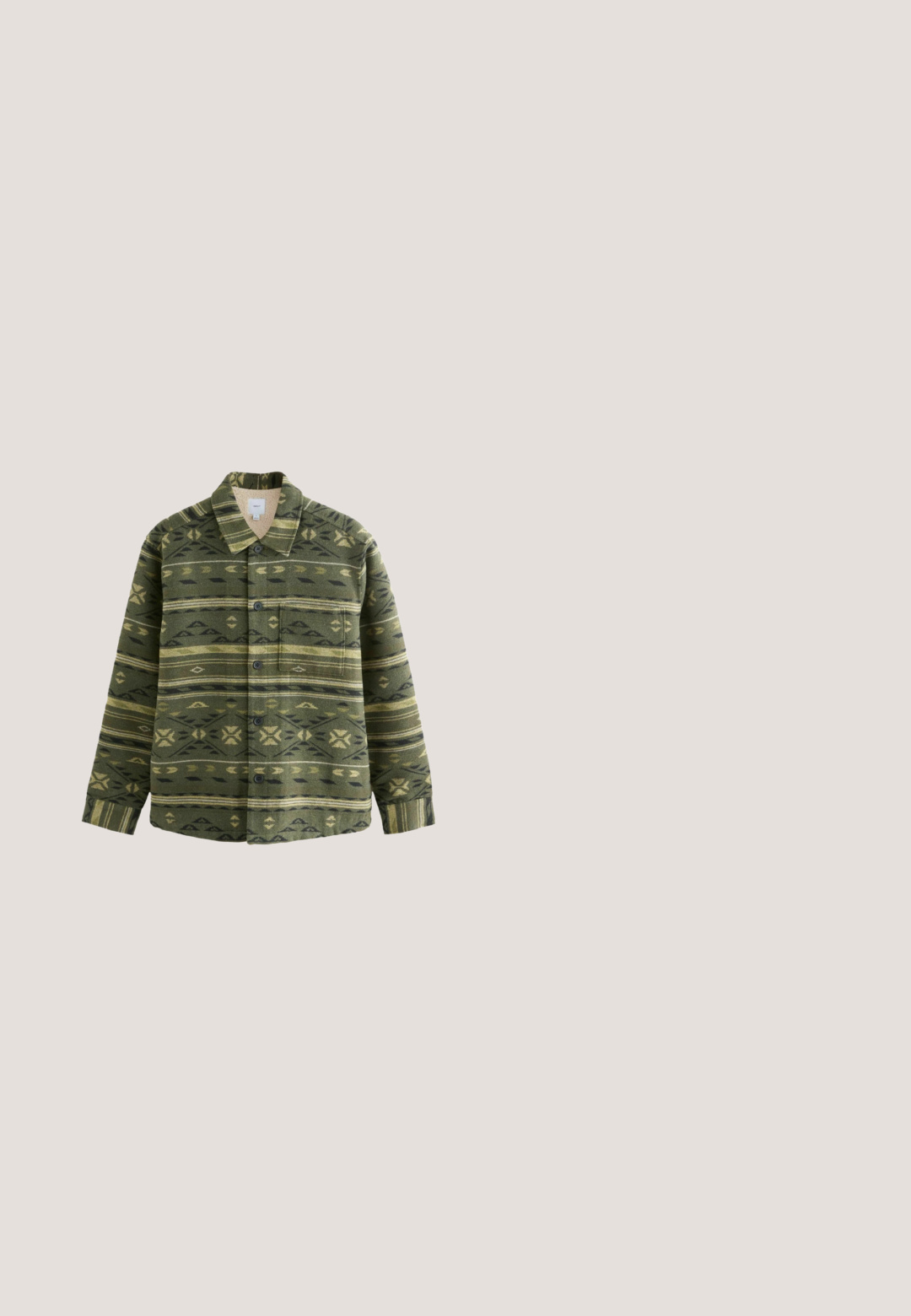 Grøn skjorte med mønster lavet af stof med en blød tekstur, der har sorte og beige geometriske designs, knaplukning foran og en brystlomme.; Olivengrøn ribstrikket sweater med lange ærmer og en kort sølvlynlås ved en høj krave, størrelse medium.; Kortærmet bomulds T-shirt i olivengrøn og beige stribet med rund halsudskæring, fladt lagt på hvid baggrund.; Olivengrønne corduroypants med en afslappet pasform, der har en knaplukning, frontfolder og et lille broderet logo i rødt.; Mørkegrøn læder ankelstøvle med rund tå, snøre foran, justerbar side-rem og en tyk sort sål med struktureret mønster.; Oliven grøn kanvas crossbody taske med lynlås, sorte læderdetaljer, rektangulær form og justerbar strop. Glat tekstur.
