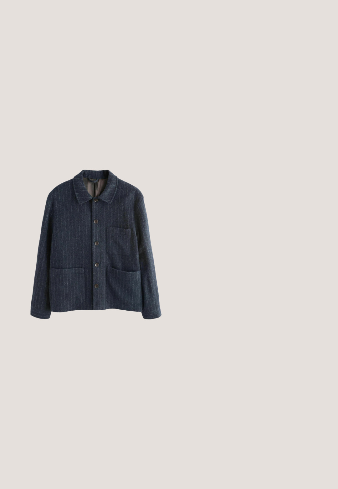 Donkerblauwe wollen jas met een gestructureerde buitenkant, voorzien van een opstaande kraag en twee zwarte knopen aan de voorkant. De binnenkant heeft een geometrisch patroon.; Donkerblauwe cardigan met V-hals, zes knopen aan de voorkant en geribde manchetten en zoom. Gemaakt van zacht gebreid materiaal. Geen patronen of graphics.; Navyblauw T-shirt met korte mouwen en ronde hals, met opgerolde manchetten en een beige label aan de binnenkant van de kraag.; Navy blauwe denim broek met een rechte pijpdesign, voorzien van voorzakken, een knoopsluiting en een gladde textuur.; Scarosso UGO BEIGE  - Sneakers laag - blue  calf; Rechthoekige toilettas in marineblauw met bruine leren bies, zijhandvat en ritssluiting. Klein leren label aan de voorkant genaaid.