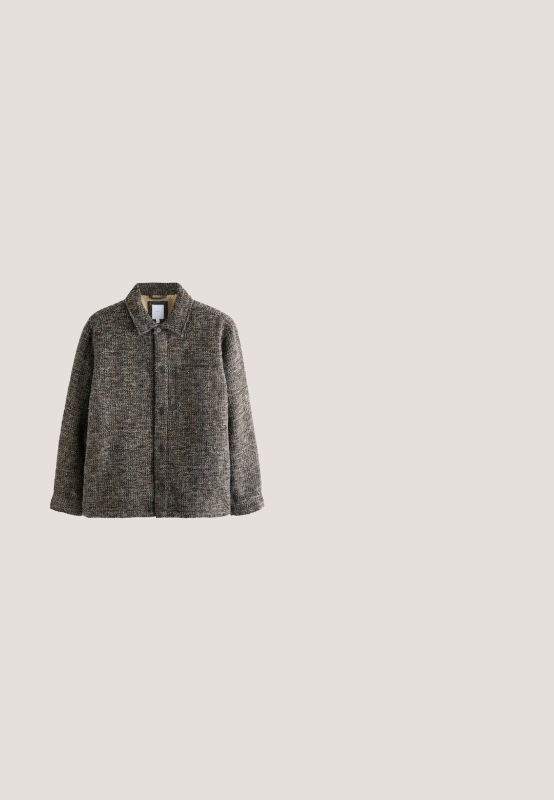 Braune und graue, strukturierte Jacke mit einer durchgehenden Knopfleiste, klassischem Kragen und einer einzelnen Brusttasche. Weicher, gewebter Stoff.; Brauner Strickpullover mit hohem Kragen und halbem Reißverschluss. Strukturiertes Muster mit helleren Farbnuancen. Rippbündchen an den Ärmeln und am Saum.; Langärmeliges Hemd in Lavendel mit Knöpfen, knöpfbarem Kragen und einer Brusttasche, vor weißem Hintergrund dargestellt.; Schwarze Jeans im geraden Schnitt mit fünf Taschen, Gürtelschlaufen und einem Knopfverschluss an der Taille, flach auf einem weißen Hintergrund ausgelegt.; Schwarze Leder Chelsea-Stiefel mit elastischen Seiteneinsätzen, Zugschlaufe hinten und robustem Gummisohle. Glatte Oberfläche, runde Zehenform.; Dunkelbrauner Wildledergürtel mit einer eleganten rechteckigen Metallbürste, glattem Lederfutter und subtilen Nähten entlang der Kanten.