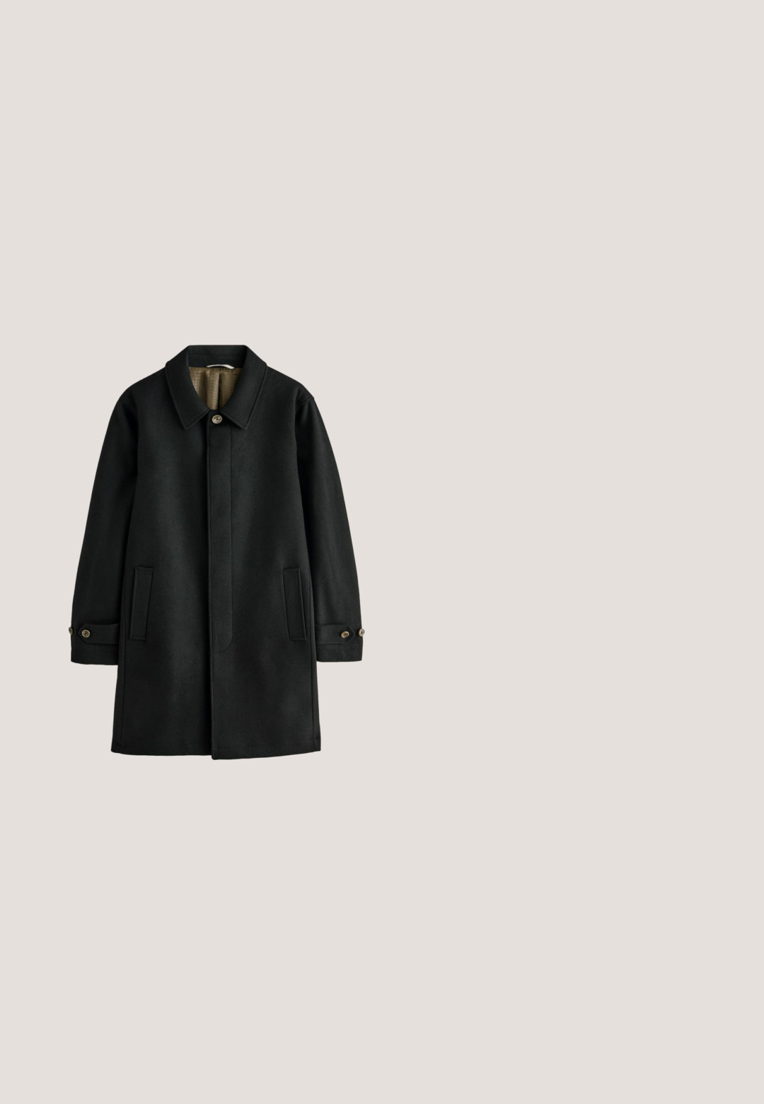 Zwarte wollen jas met een klassieke kraag, sluiting met knopen aan de voorkant, twee zijzakken en knoopmanchetten. Gladde textuur met een neutrale voering.; Zwarte ronde hals sweater gemaakt van een gladde gebreide stof. Heeft lange mouwen en ribgebreide boorden en zoom. Eenvoudig, effen ontwerp zonder patronen.; Zwart overhemd met lange mouwen en knopen, met kraag, platliggend weergegeven op een witte achtergrond.; Zwarte, wijd uitgezette broek met een gladde textuur, enkele knoopsluiting en voorzakken, met een klassiek, op maat gemaakt ontwerp.; Zwarte leren Chelsea-laars met elastische zijpanelen, afgeronde neus, aantreklus en een gestructureerde rubberen zool voor grip.; Zwarte leren toilettas met een gestructureerde afwerking, platte bovenkant, voorzak met rits, handvat aan de zijkant en subtiele gegraveerde branding.